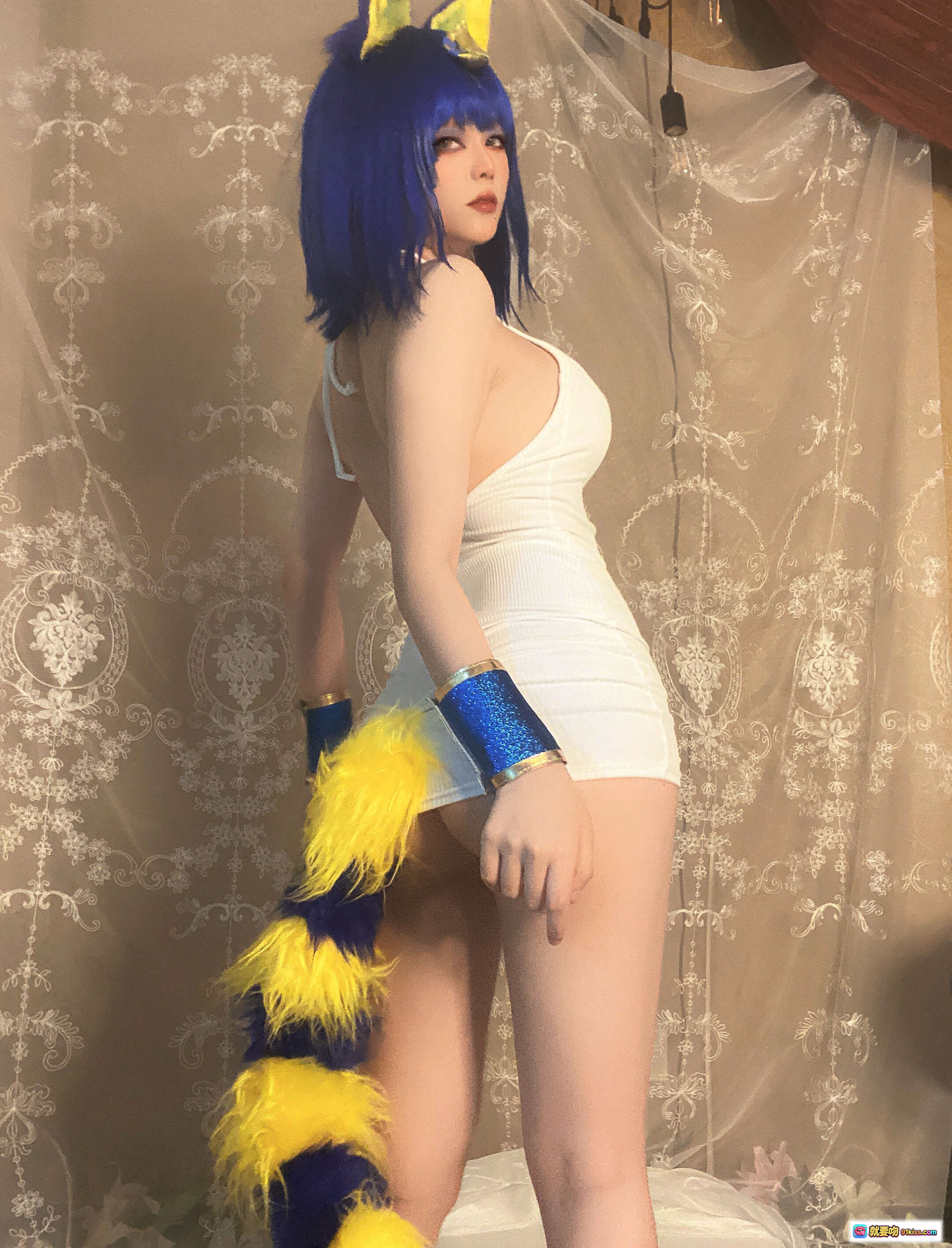 图片[5] - 埃及猫cosplay蓝发兔耳少女 白色紧身裙闪耀蓝臂环 精致妆容性感写真 - 就要吻