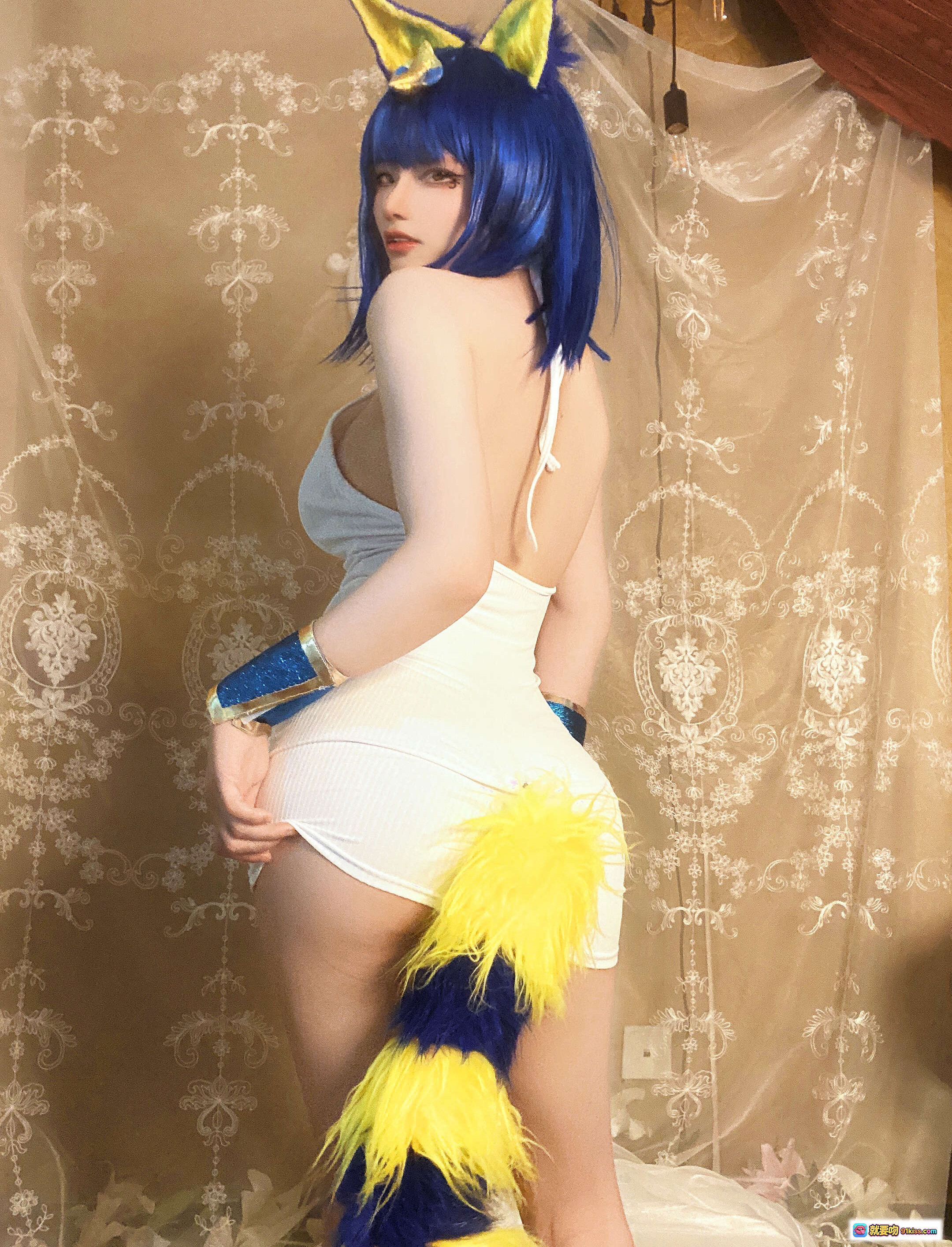 图片[4] - 埃及猫cosplay蓝发兔耳少女 白色紧身裙闪耀蓝臂环 精致妆容性感写真 - 就要吻