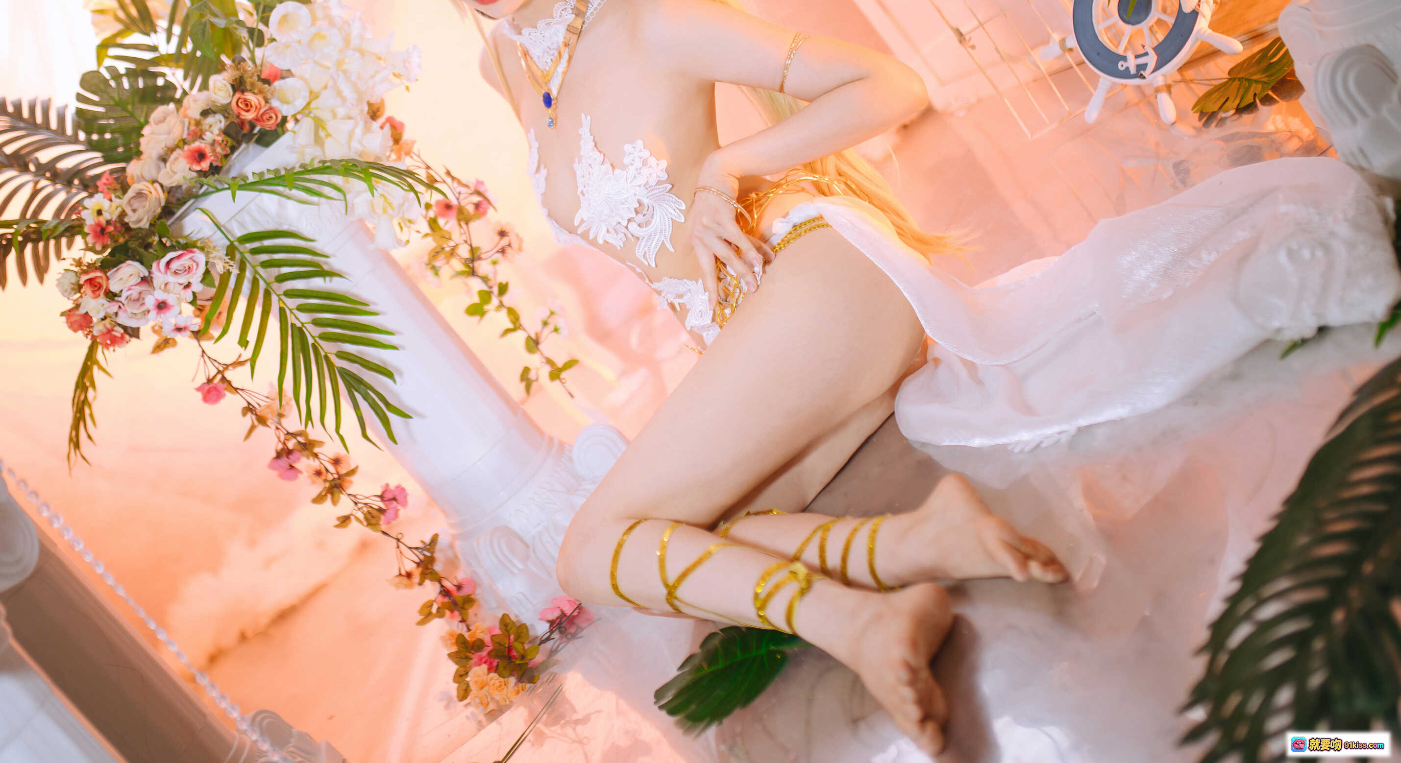 图片[6] - Coser小野寺地瓜玛丽萝丝天使翅膀cos写真28P｜精致蕾丝白裙金饰美腿性感摆拍花丛背景梦幻氛围 - 就要吻