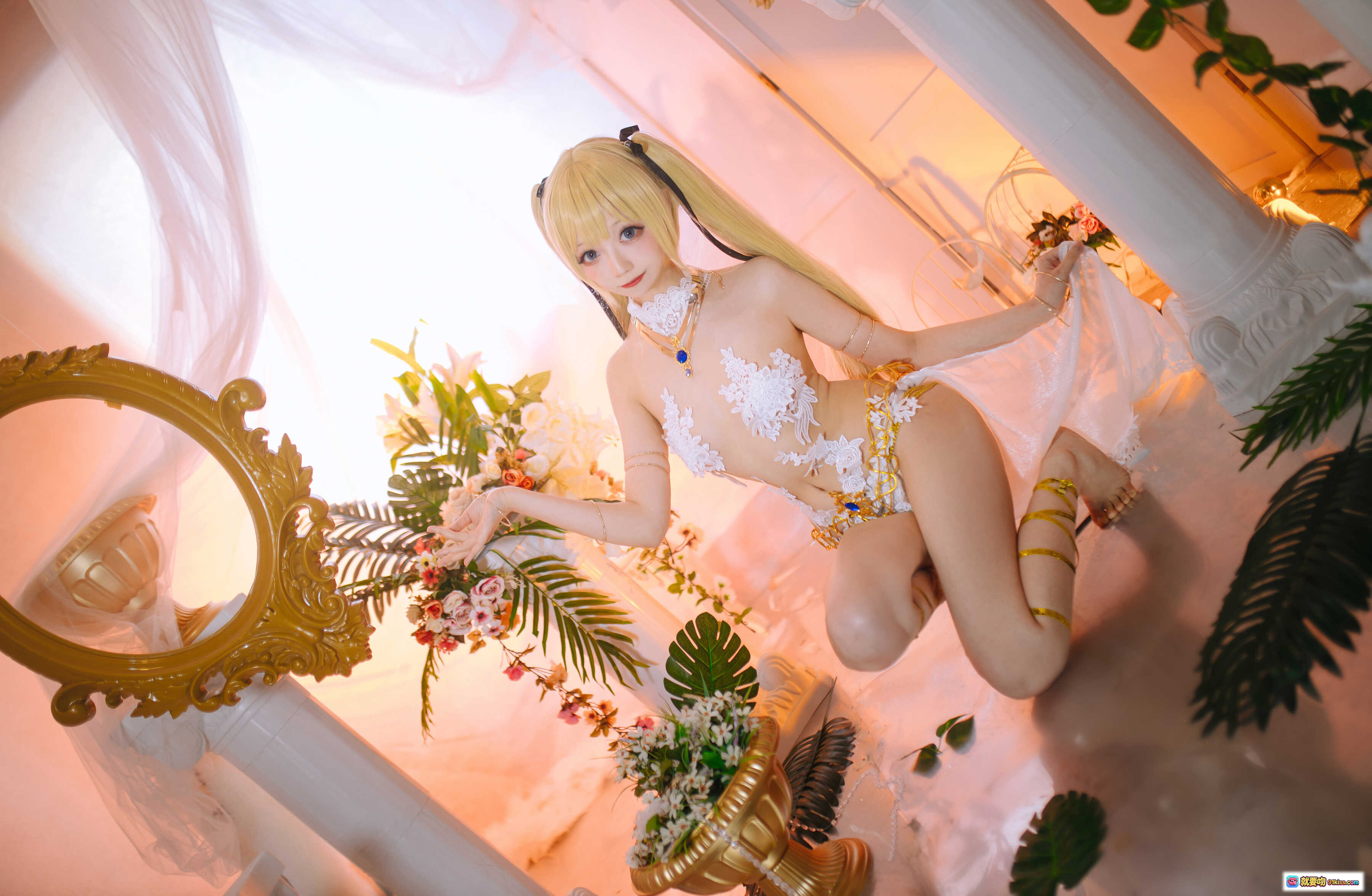 图片[2] - Coser小野寺地瓜玛丽萝丝天使翅膀cos写真28P｜精致蕾丝白裙金饰美腿性感摆拍花丛背景梦幻氛围 - 就要吻