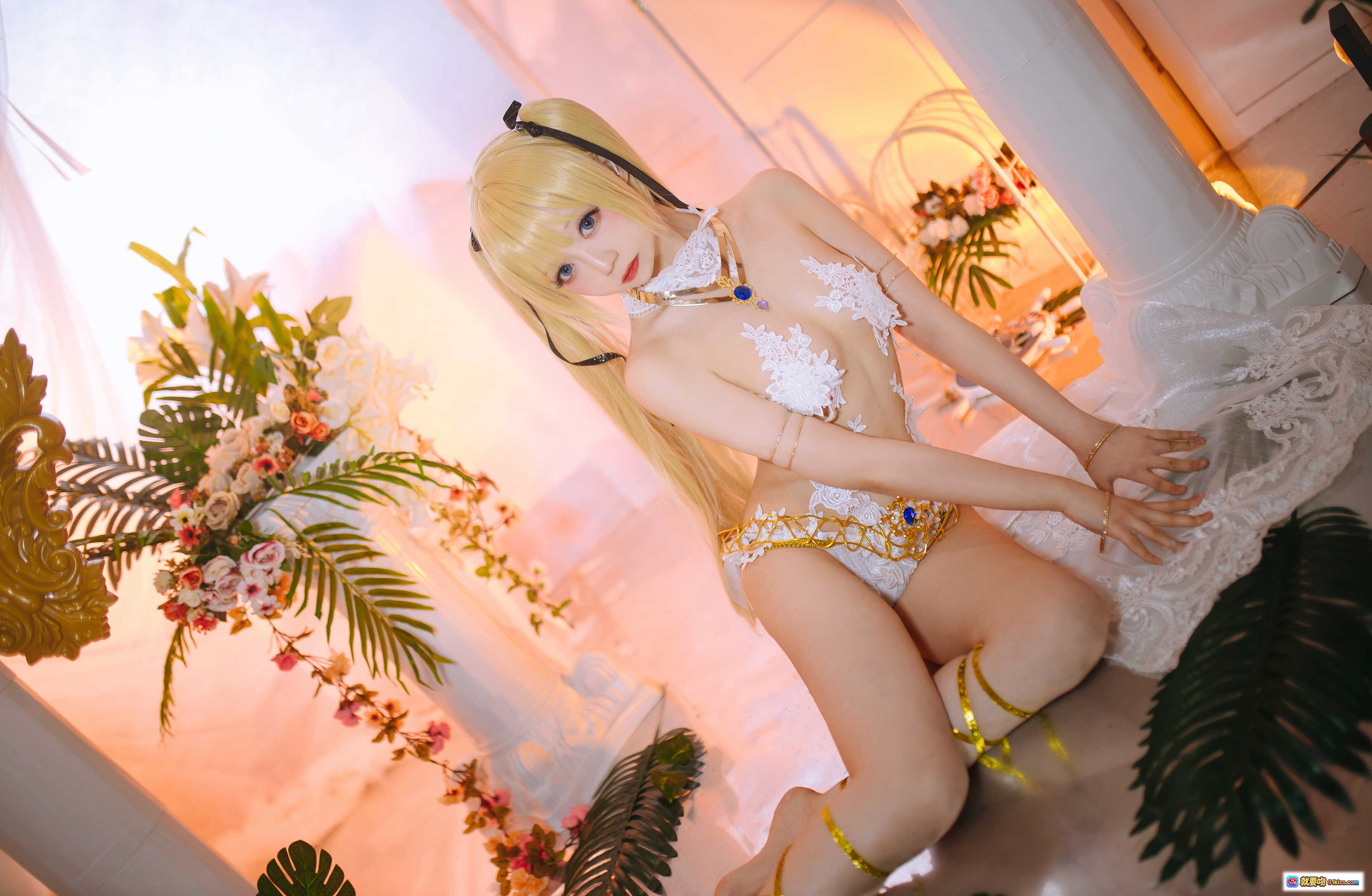 图片[1] - Coser小野寺地瓜玛丽萝丝天使翅膀cos写真28P｜精致蕾丝白裙金饰美腿性感摆拍花丛背景梦幻氛围 - 就要吻