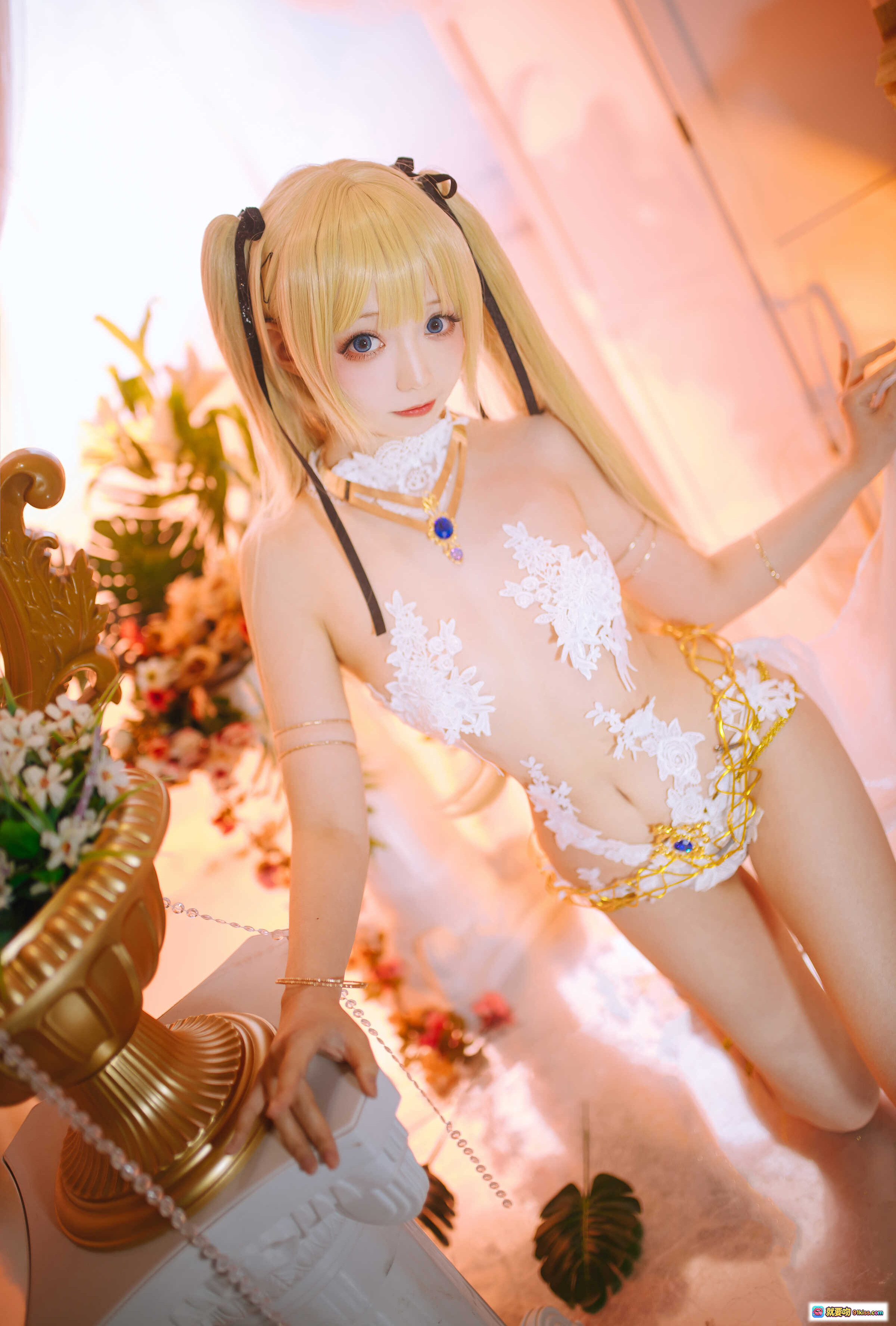 图片[9] - Coser小野寺地瓜玛丽萝丝天使翅膀cos写真28P｜精致蕾丝白裙金饰美腿性感摆拍花丛背景梦幻氛围 - 就要吻
