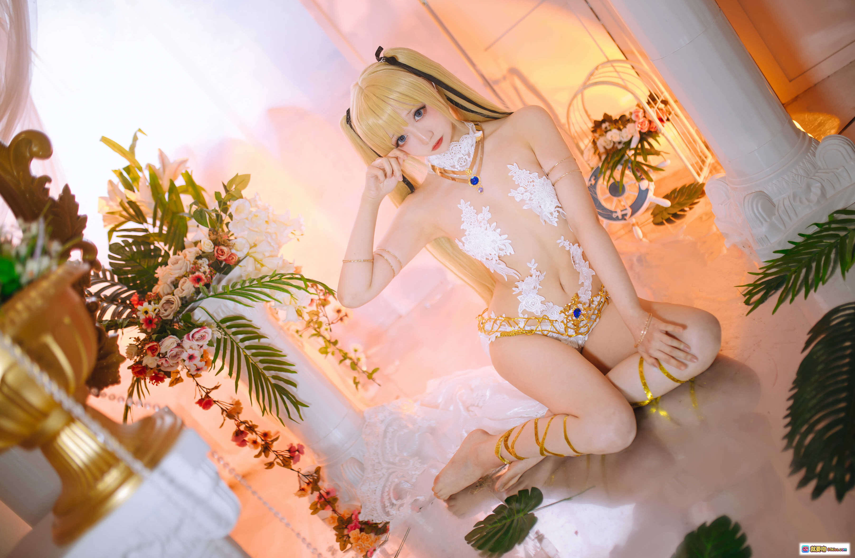 图片[4] - Coser小野寺地瓜玛丽萝丝天使翅膀cos写真28P｜精致蕾丝白裙金饰美腿性感摆拍花丛背景梦幻氛围 - 就要吻