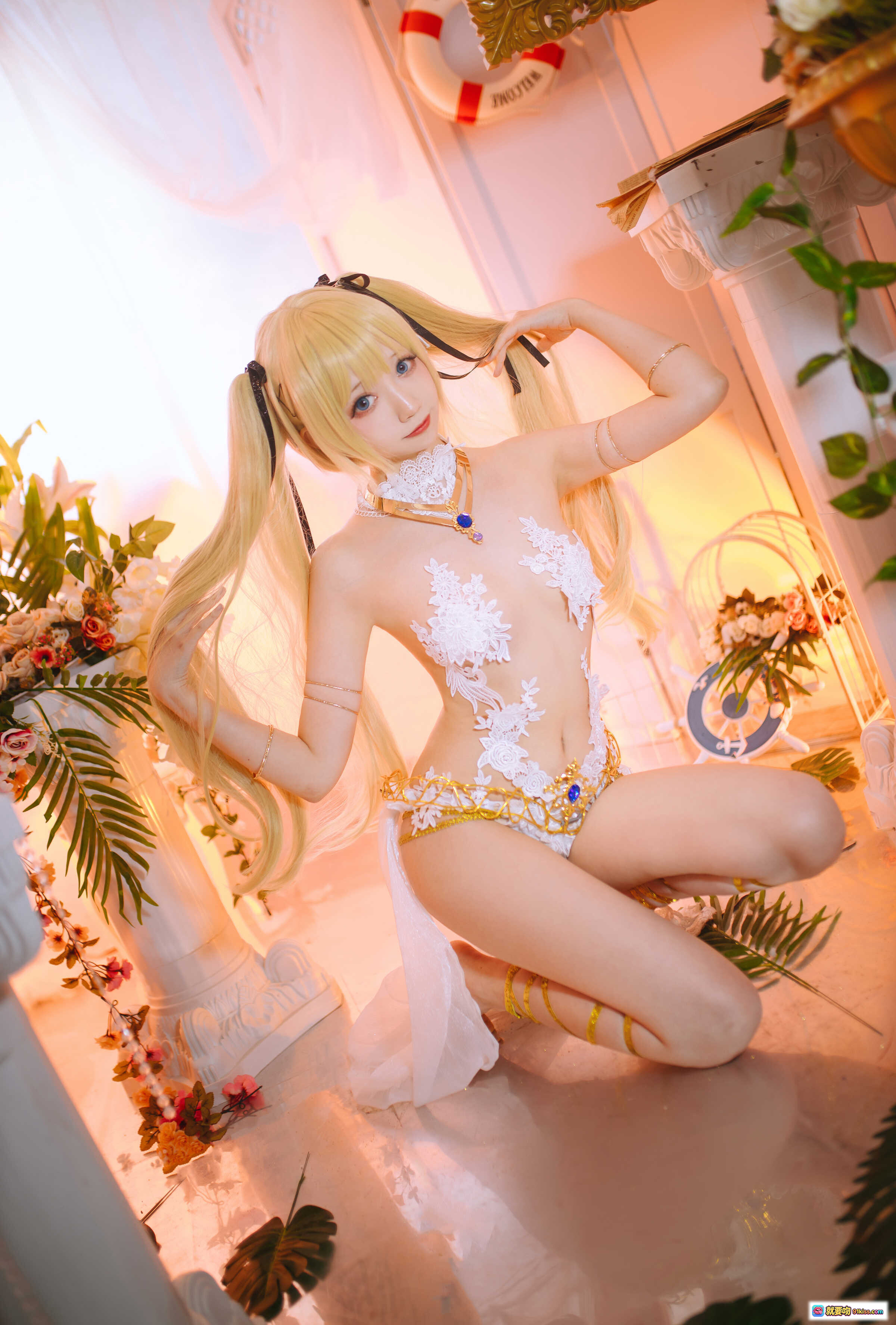 图片[8] - Coser小野寺地瓜玛丽萝丝天使翅膀cos写真28P｜精致蕾丝白裙金饰美腿性感摆拍花丛背景梦幻氛围 - 就要吻
