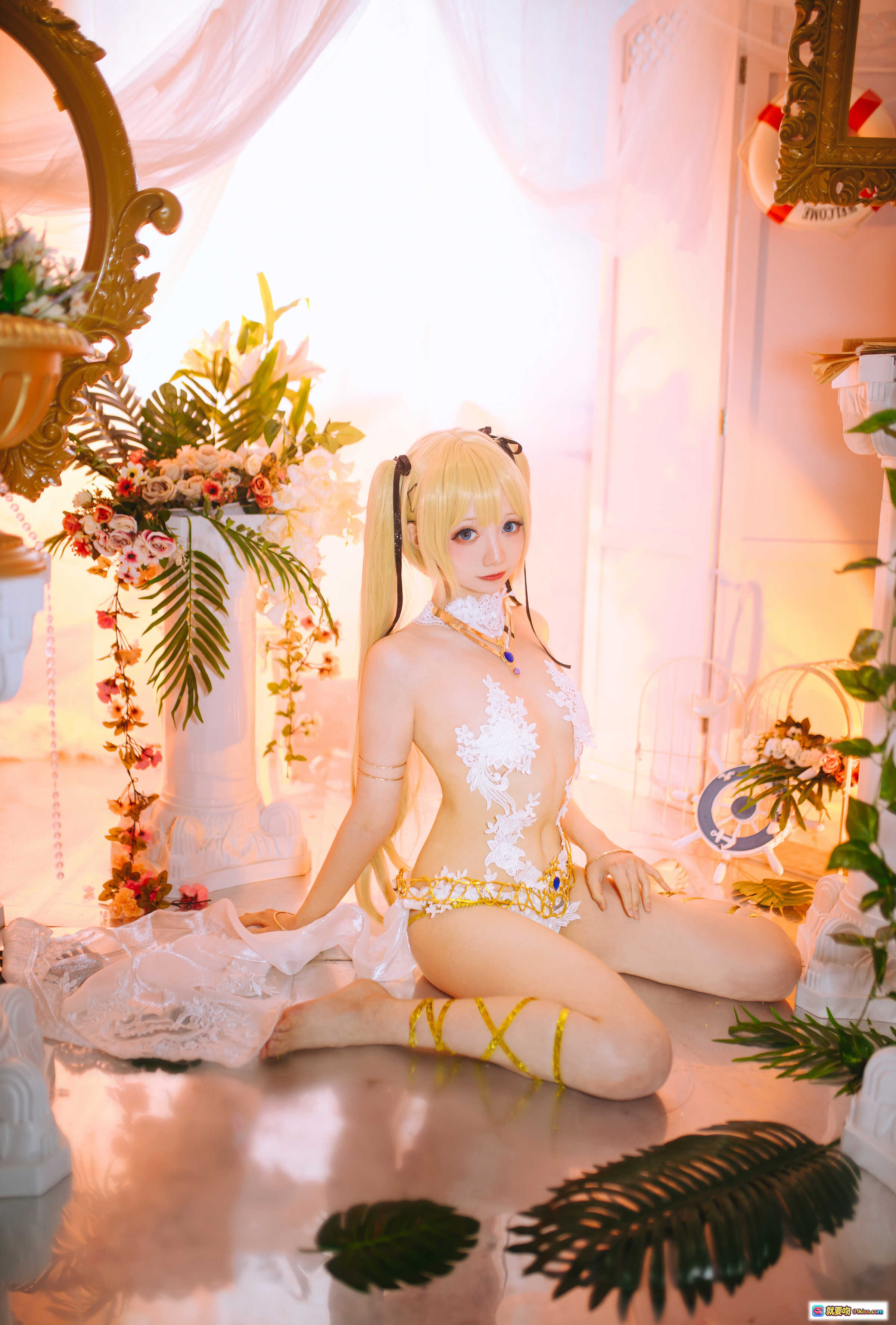 图片[7] - Coser小野寺地瓜玛丽萝丝天使翅膀cos写真28P｜精致蕾丝白裙金饰美腿性感摆拍花丛背景梦幻氛围 - 就要吻