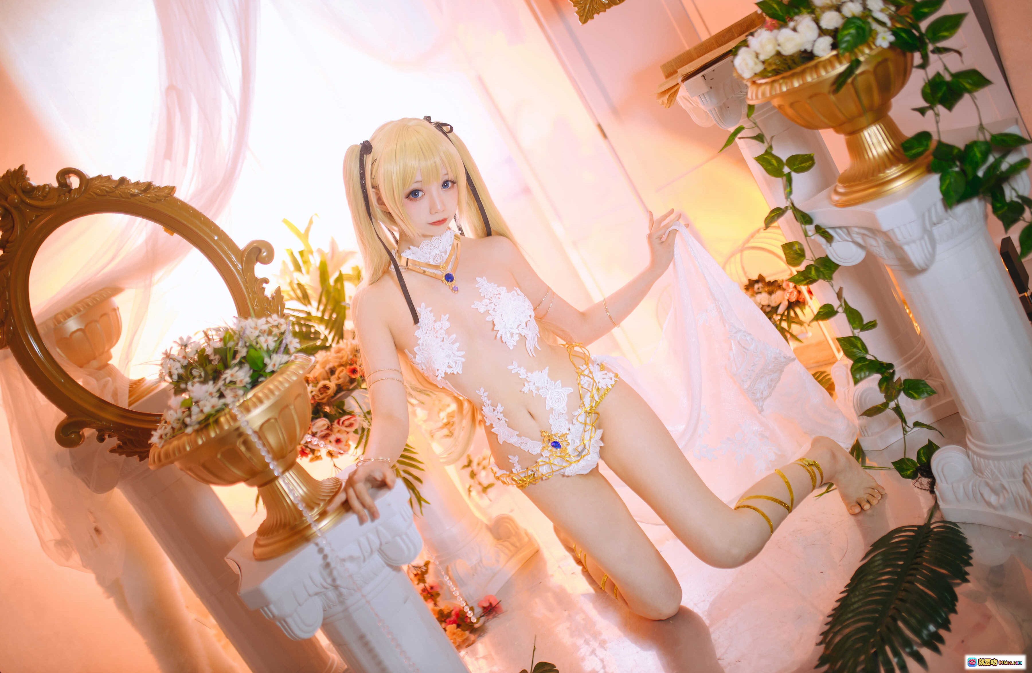 图片[10] - Coser小野寺地瓜玛丽萝丝天使翅膀cos写真28P｜精致蕾丝白裙金饰美腿性感摆拍花丛背景梦幻氛围 - 就要吻