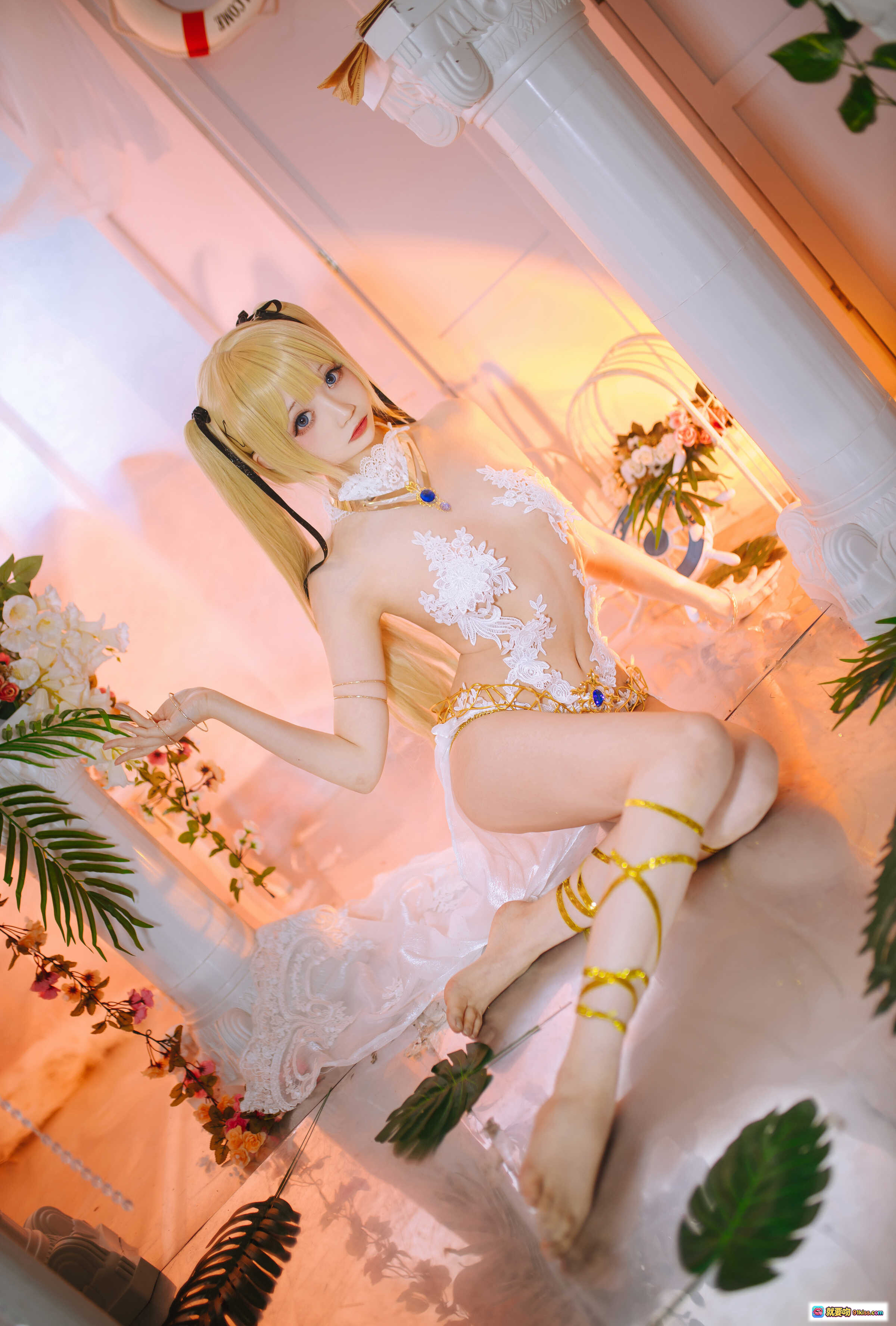 图片[5] - Coser小野寺地瓜玛丽萝丝天使翅膀cos写真28P｜精致蕾丝白裙金饰美腿性感摆拍花丛背景梦幻氛围 - 就要吻