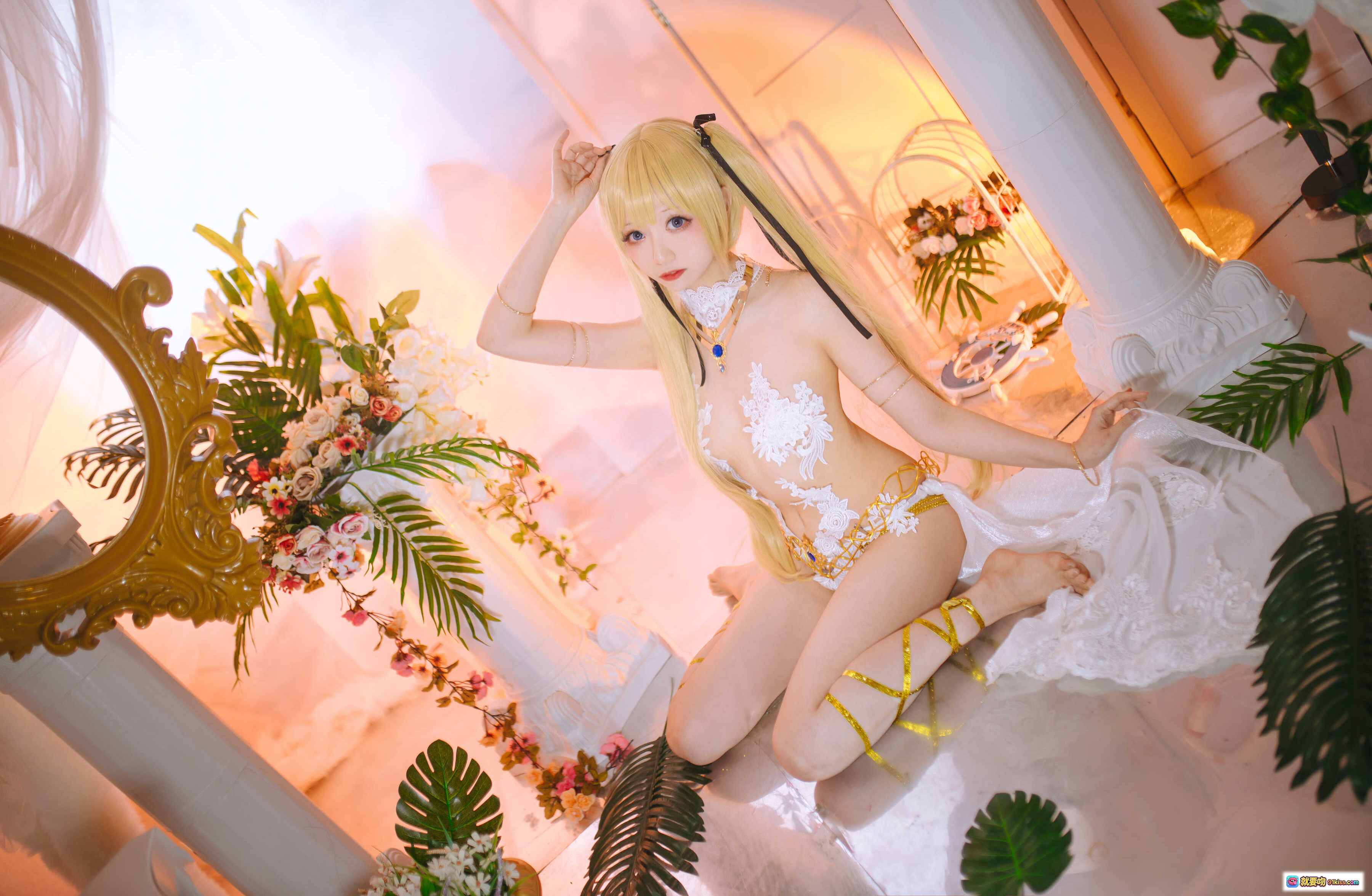 图片[3] - Coser小野寺地瓜玛丽萝丝天使翅膀cos写真28P｜精致蕾丝白裙金饰美腿性感摆拍花丛背景梦幻氛围 - 就要吻