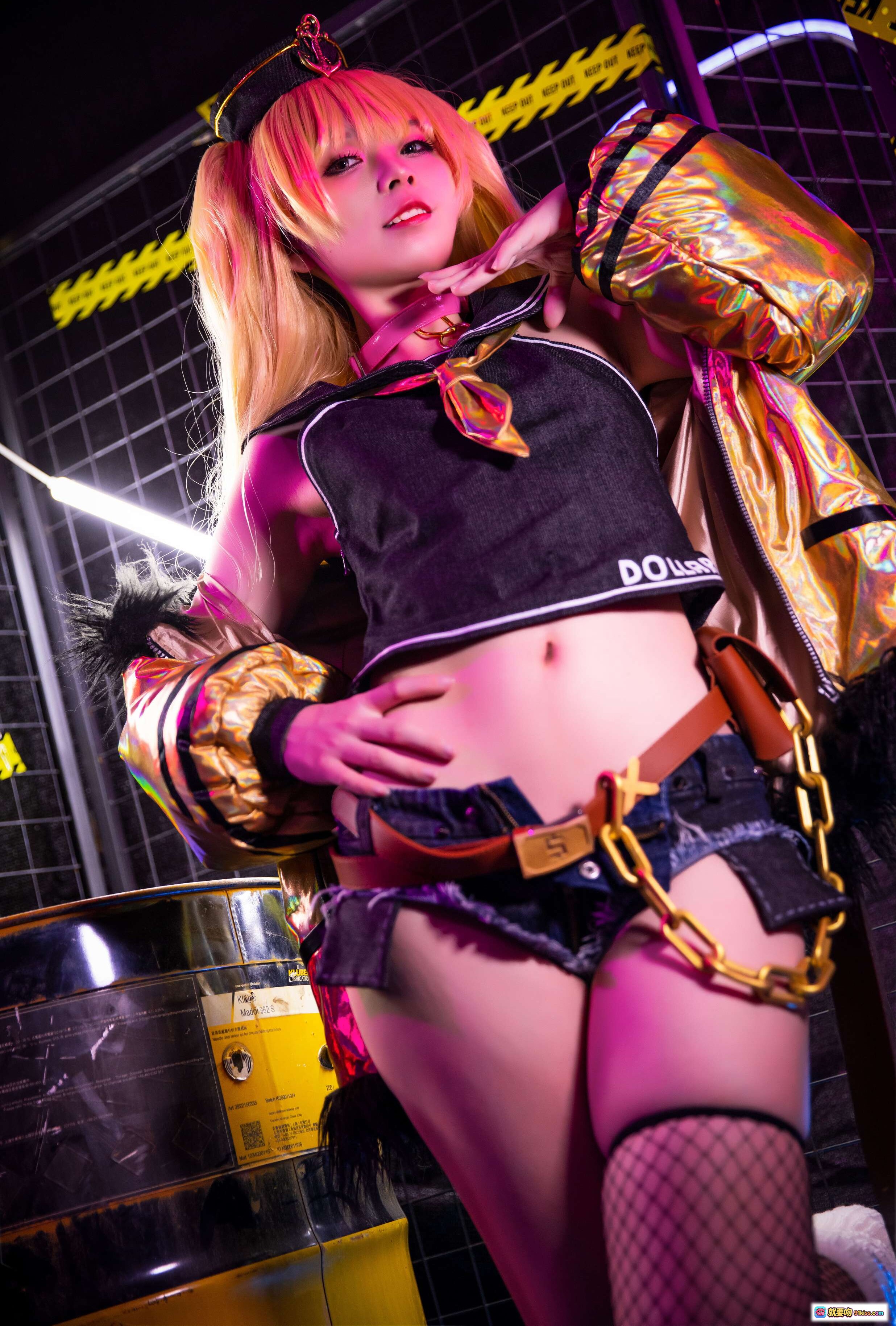 图片[5] - G44贝奇COSPLAY写真 | 金发双马尾 | 金属夹克+网袜 | 动感姿势 | 警戒线背景 | 烟雾灯光特效 | NO.054角色还原 - 就要吻