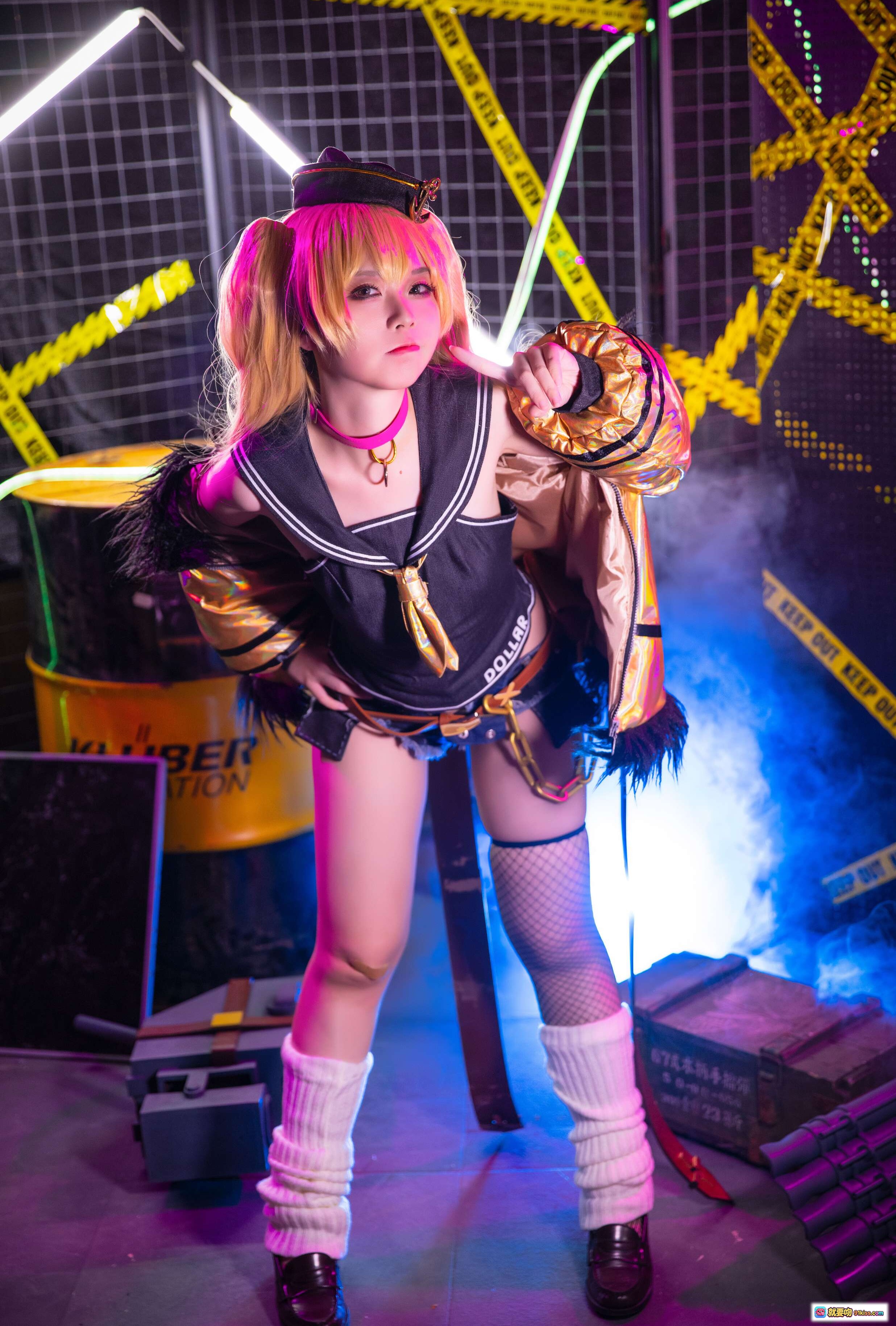 图片[9] - G44贝奇COSPLAY写真 | 金发双马尾 | 金属夹克+网袜 | 动感姿势 | 警戒线背景 | 烟雾灯光特效 | NO.054角色还原 - 就要吻