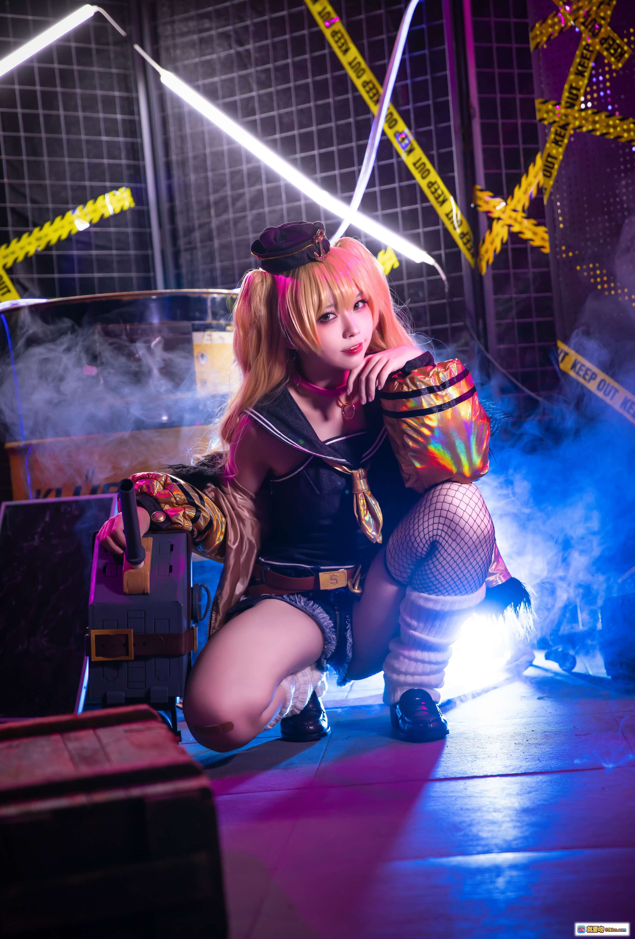 图片[4] - G44贝奇COSPLAY写真 | 金发双马尾 | 金属夹克+网袜 | 动感姿势 | 警戒线背景 | 烟雾灯光特效 | NO.054角色还原 - 就要吻