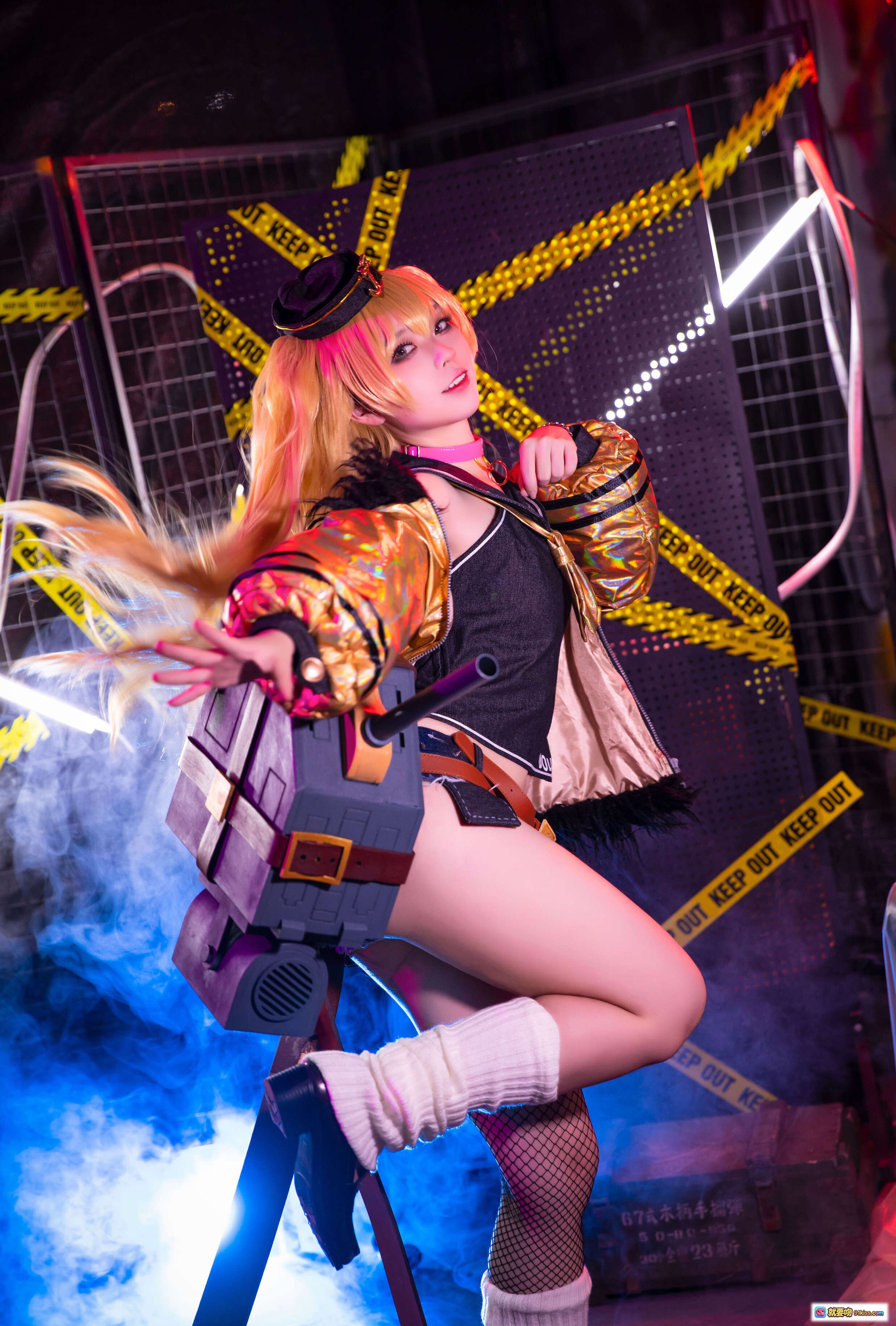 图片[1] - G44贝奇COSPLAY写真 | 金发双马尾 | 金属夹克+网袜 | 动感姿势 | 警戒线背景 | 烟雾灯光特效 | NO.054角色还原 - 就要吻