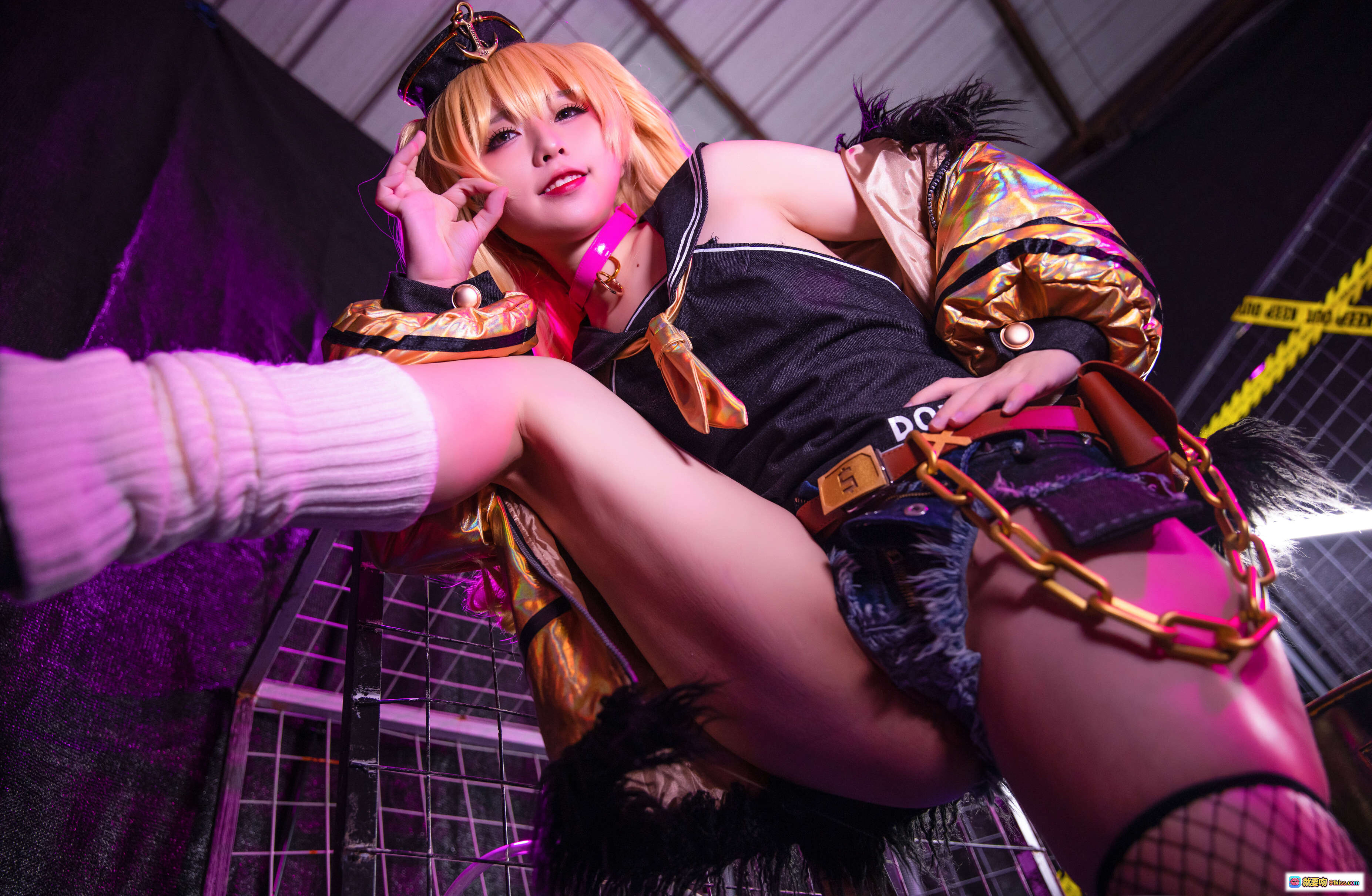 图片[6] - G44贝奇COSPLAY写真 | 金发双马尾 | 金属夹克+网袜 | 动感姿势 | 警戒线背景 | 烟雾灯光特效 | NO.054角色还原 - 就要吻
