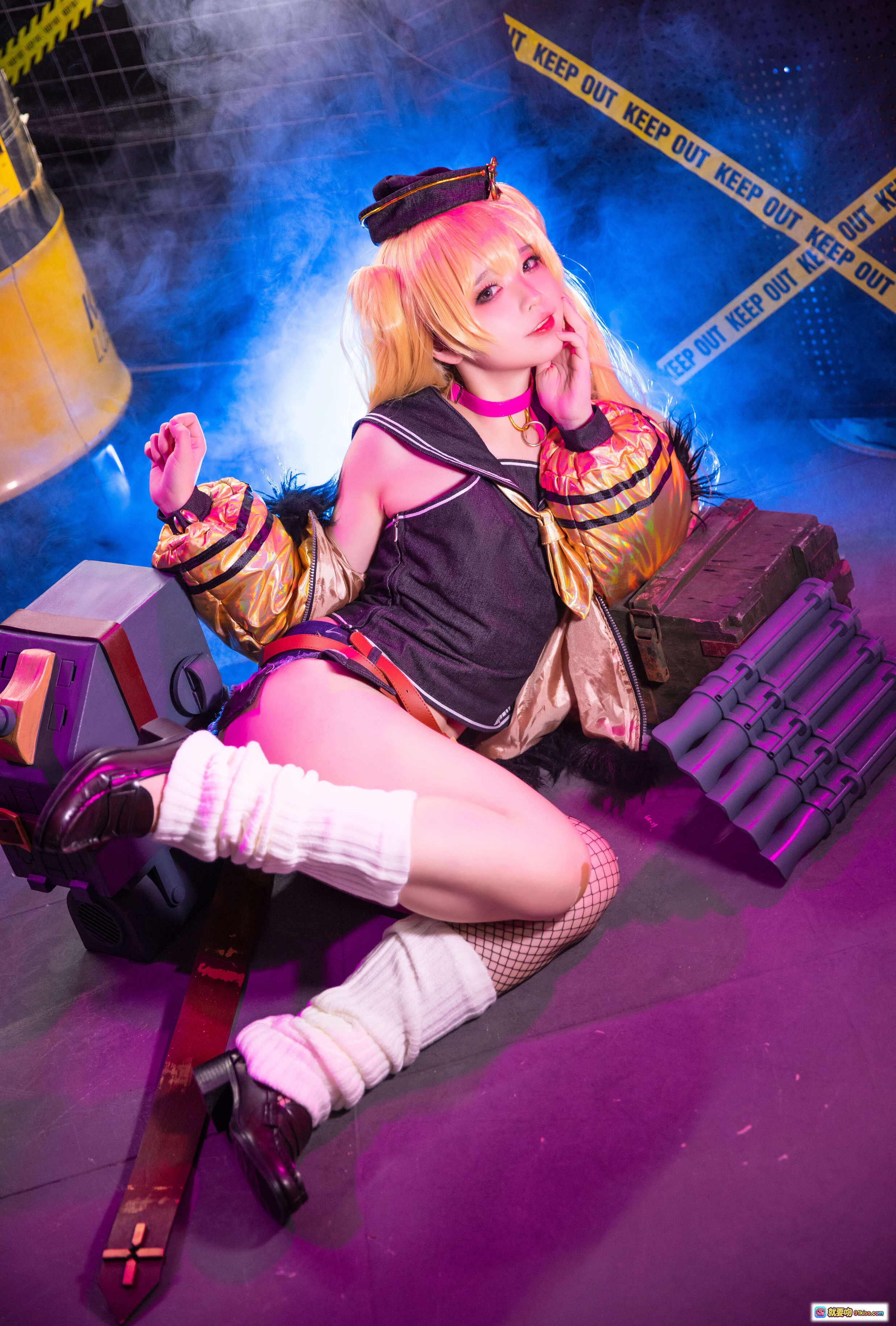图片[8] - G44贝奇COSPLAY写真 | 金发双马尾 | 金属夹克+网袜 | 动感姿势 | 警戒线背景 | 烟雾灯光特效 | NO.054角色还原 - 就要吻