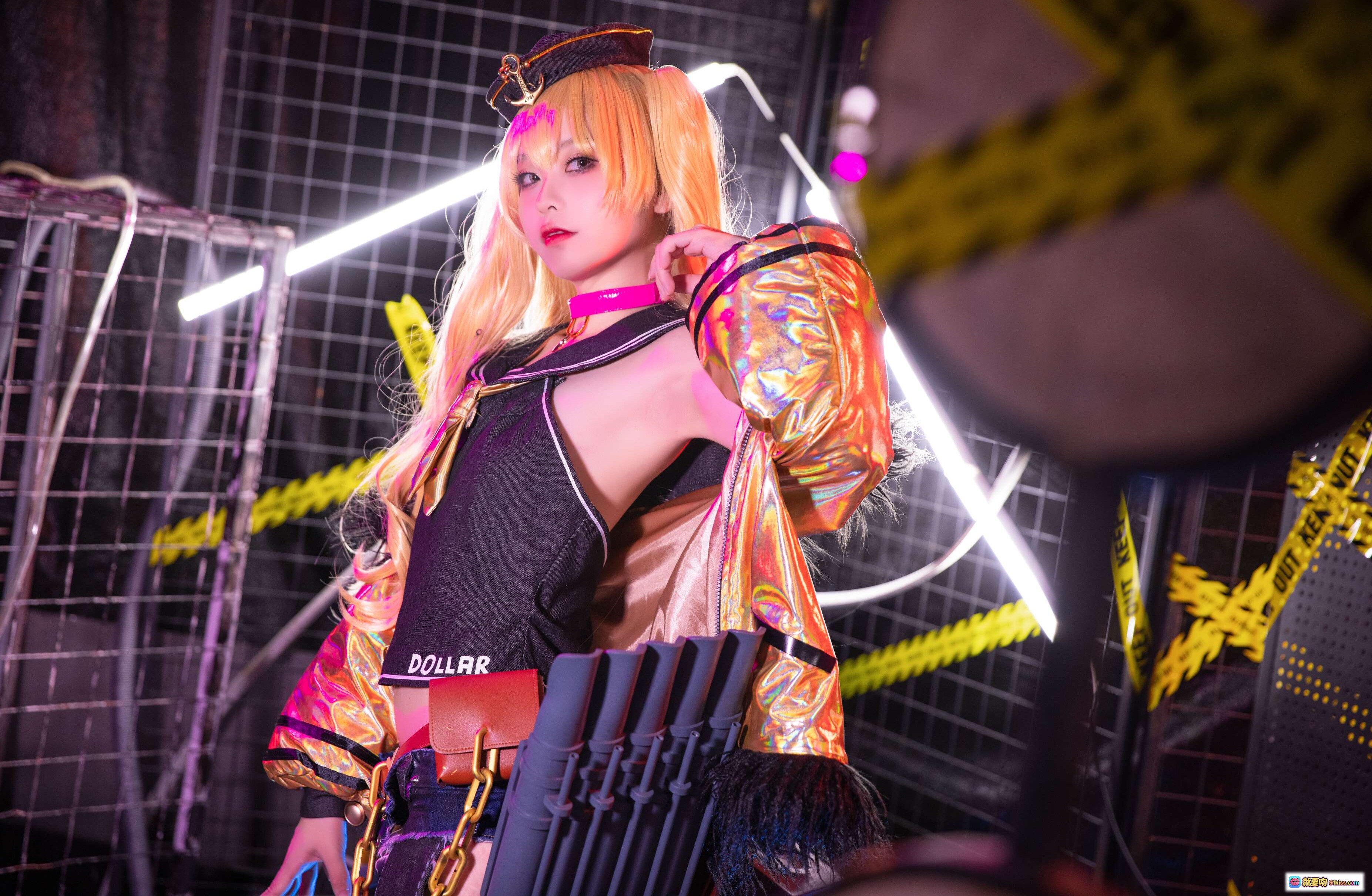 图片[2] - G44贝奇COSPLAY写真 | 金发双马尾 | 金属夹克+网袜 | 动感姿势 | 警戒线背景 | 烟雾灯光特效 | NO.054角色还原 - 就要吻