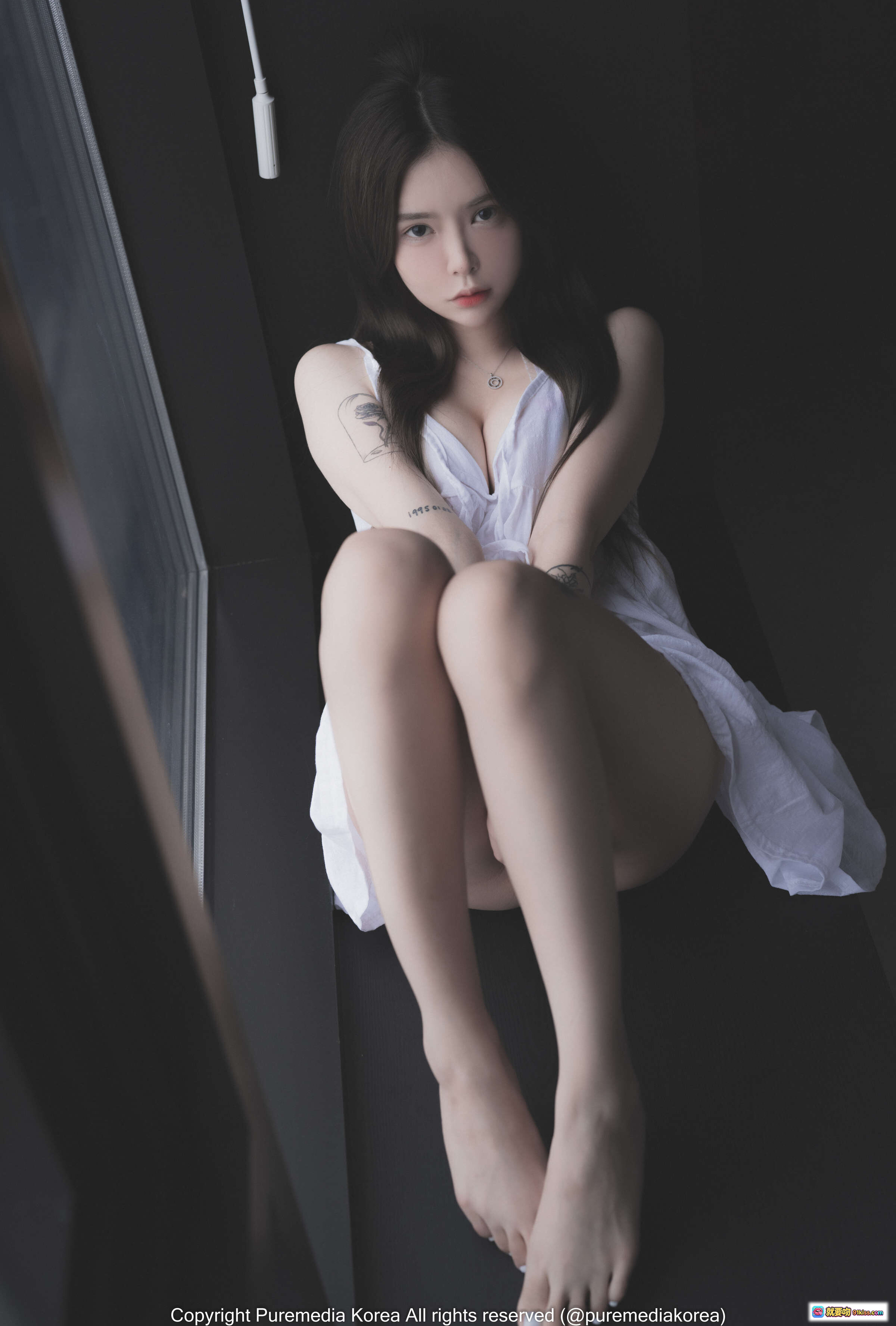 图片[4] - Pure Media VOL.107 Yuka 白裙美腿纹身少女 窗边私房写真 100P高清图集 - 就要吻