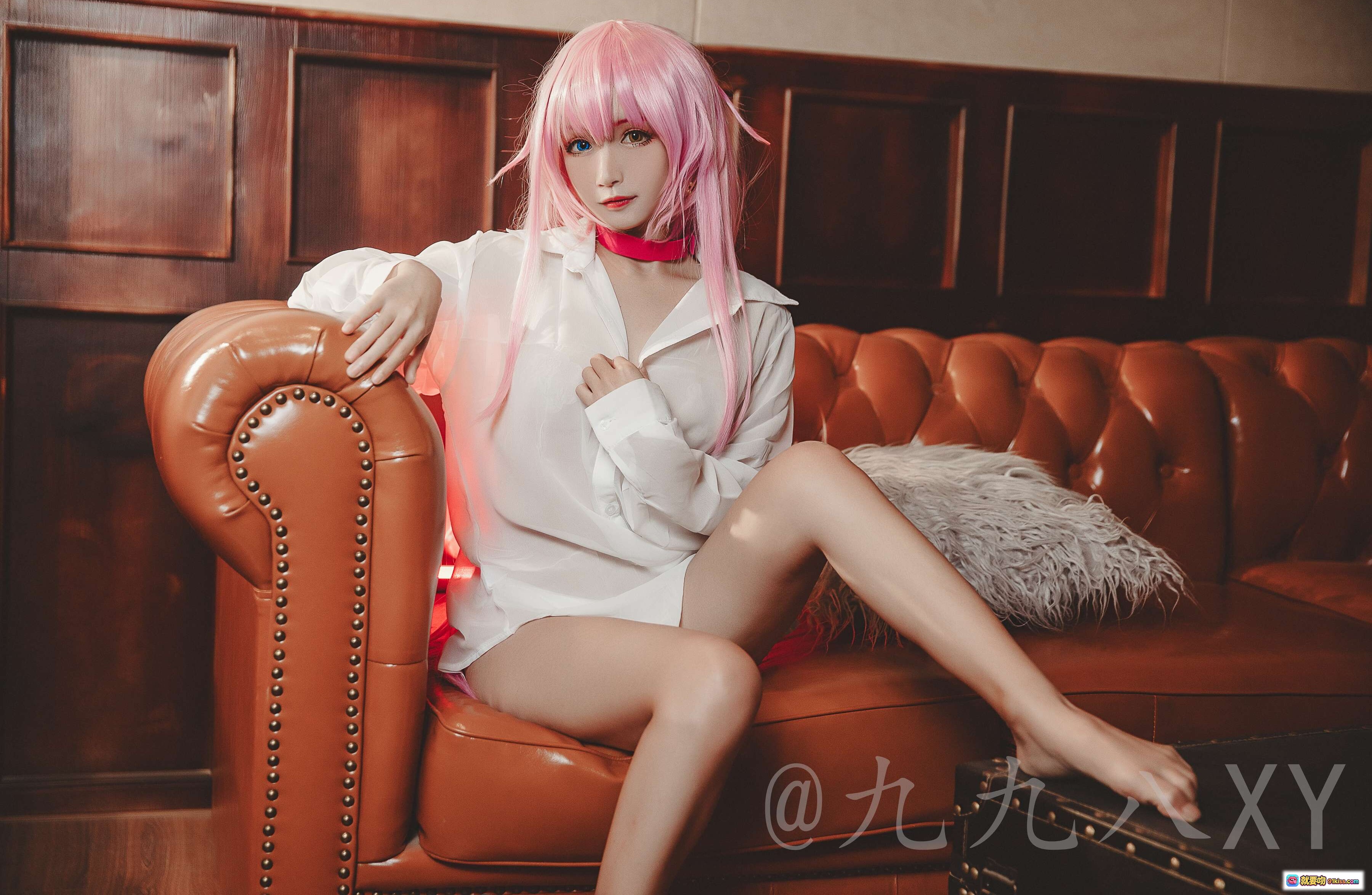 图片[3] - 九九八XY粉发少女Cosplay写真 | 白衬衫黑丝美腿坐姿 | 棕色皮沙发复古风 | 36P高清图集 - 就要吻