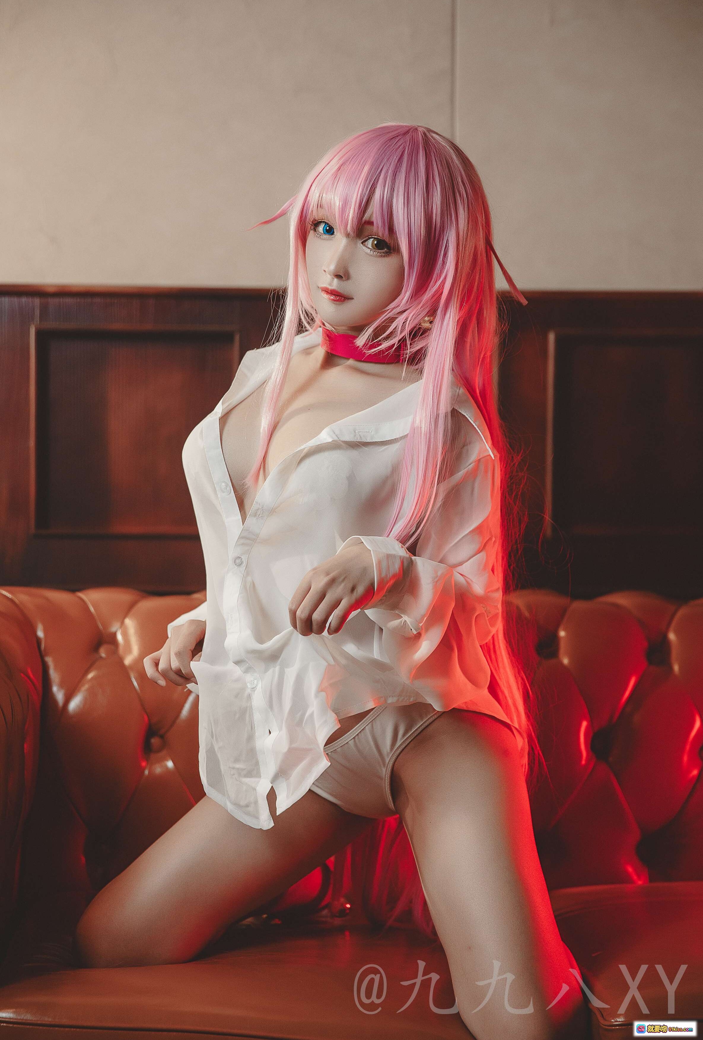 图片[10] - 九九八XY粉发少女Cosplay写真 | 白衬衫黑丝美腿坐姿 | 棕色皮沙发复古风 | 36P高清图集 - 就要吻