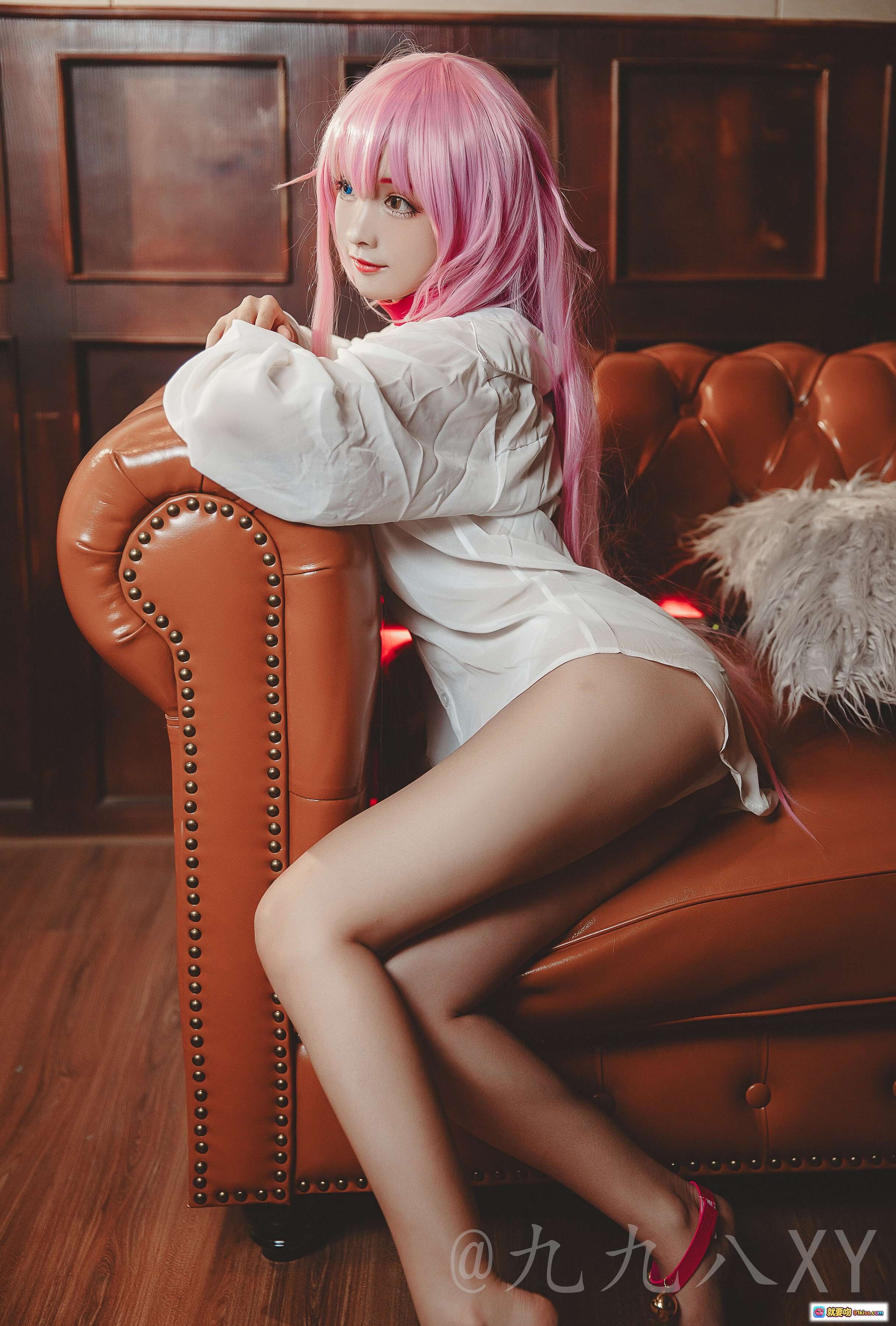 图片[1] - 九九八XY粉发少女Cosplay写真 | 白衬衫黑丝美腿坐姿 | 棕色皮沙发复古风 | 36P高清图集 - 就要吻