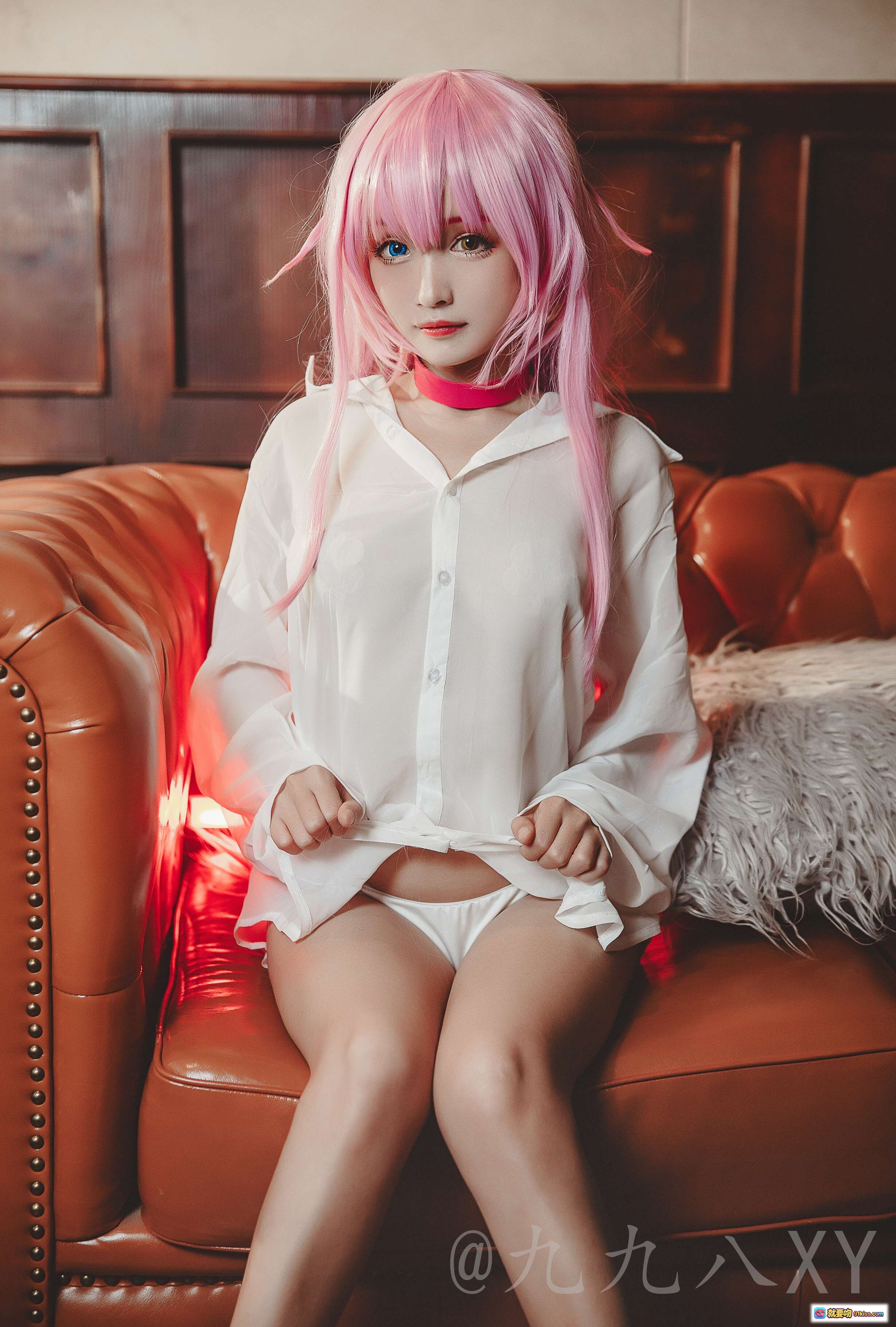 图片[2] - 九九八XY粉发少女Cosplay写真 | 白衬衫黑丝美腿坐姿 | 棕色皮沙发复古风 | 36P高清图集 - 就要吻