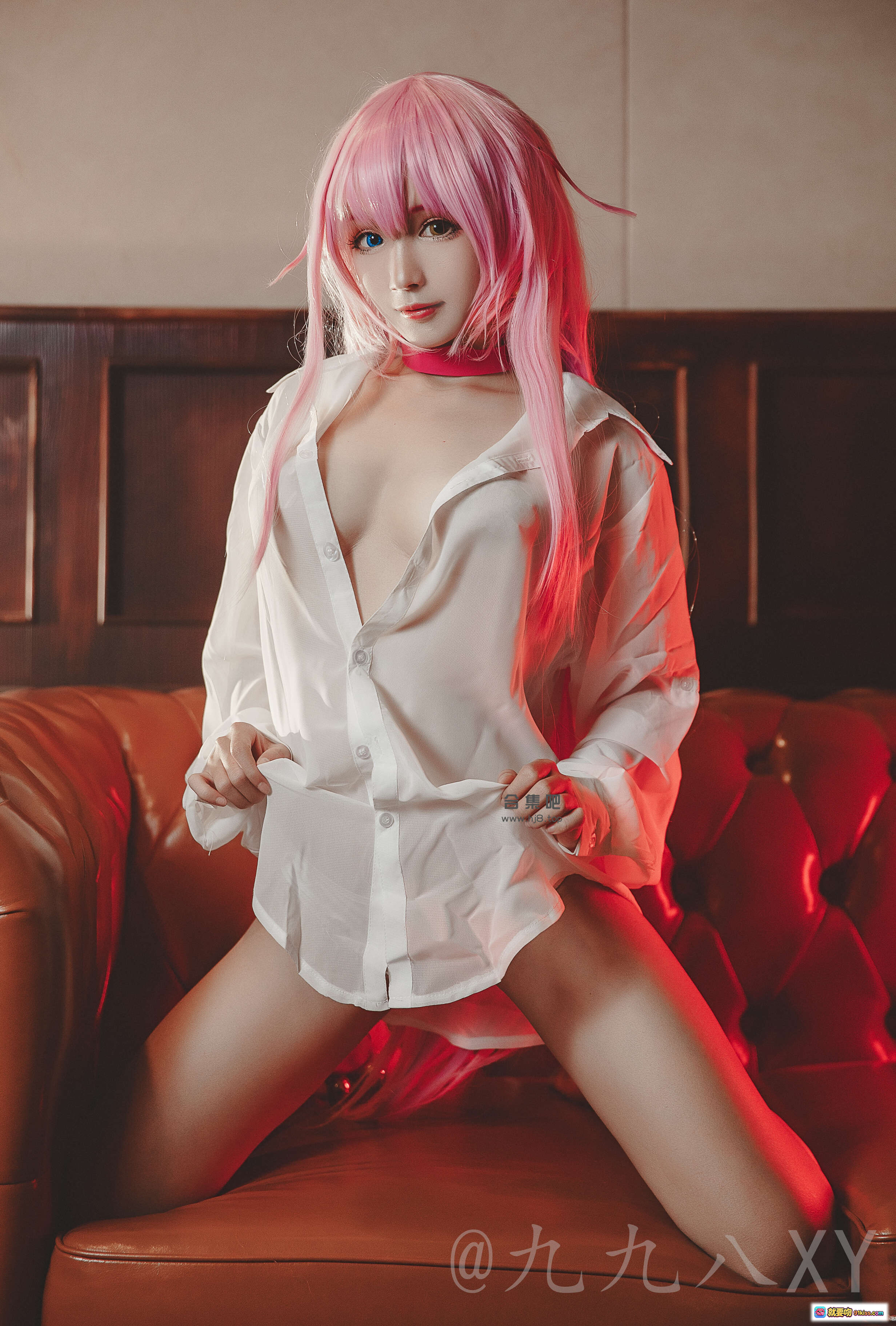 图片[9] - 九九八XY粉发少女Cosplay写真 | 白衬衫黑丝美腿坐姿 | 棕色皮沙发复古风 | 36P高清图集 - 就要吻