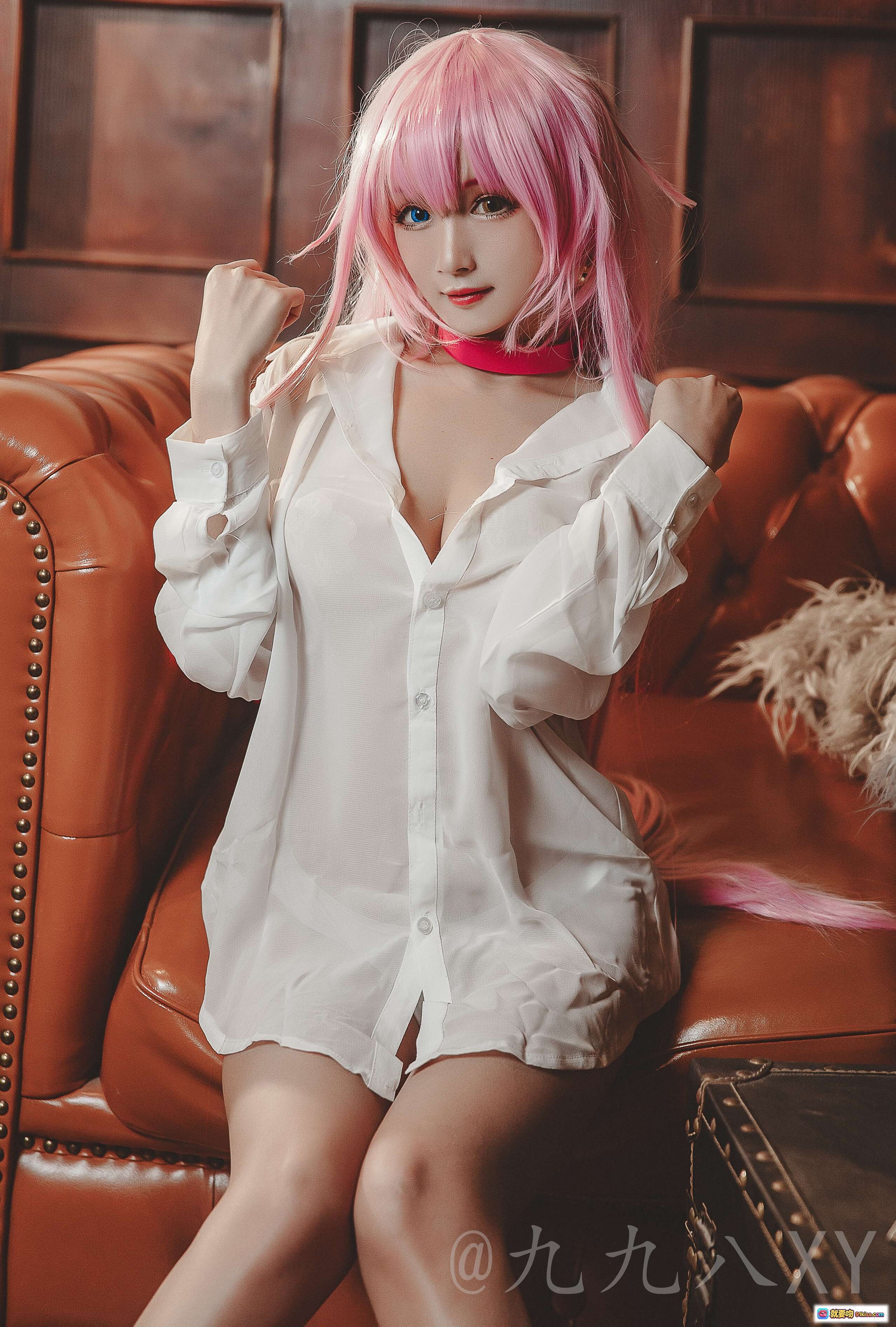 图片[5] - 九九八XY粉发少女Cosplay写真 | 白衬衫黑丝美腿坐姿 | 棕色皮沙发复古风 | 36P高清图集 - 就要吻