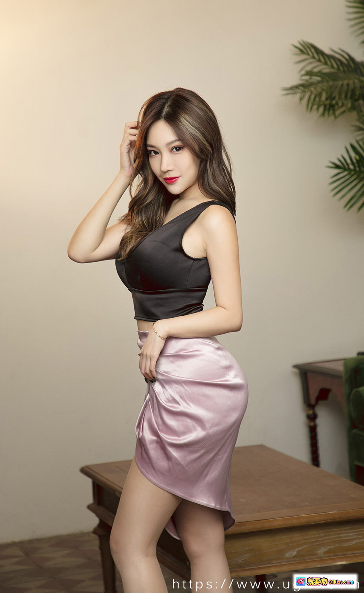 图片[9] - 微胖小狐狸性感写真 | 黑色深V上衣+粉色缎面短裙 | Ugirls尤果网爱尤物No.2249高清图集 - 就要吻