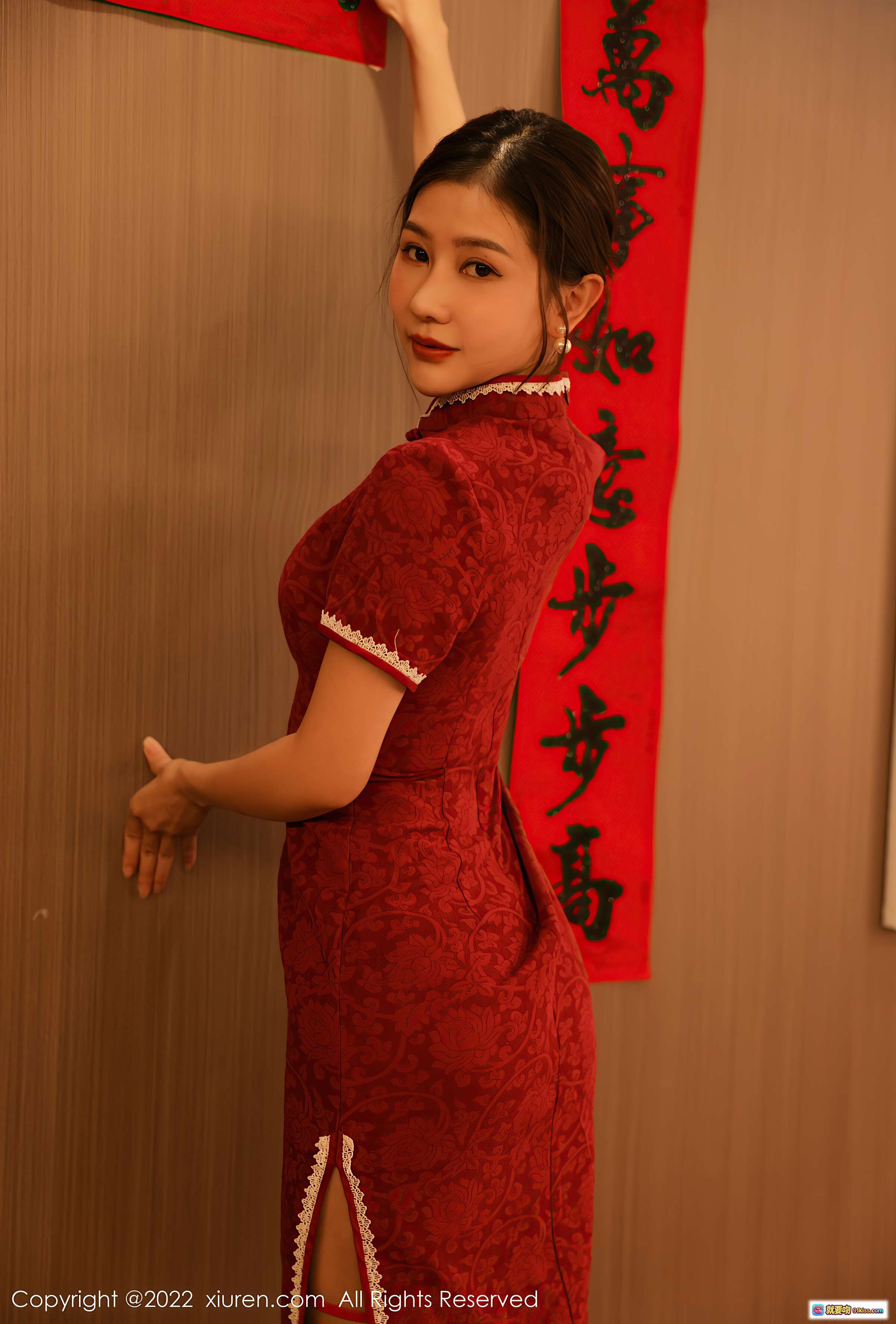 图片[1] - 尹甜甜红色旗袍性感美腿写真 | XiuRen秀人网2022.01.25 NO.4508优雅古典风高清图集 - 就要吻