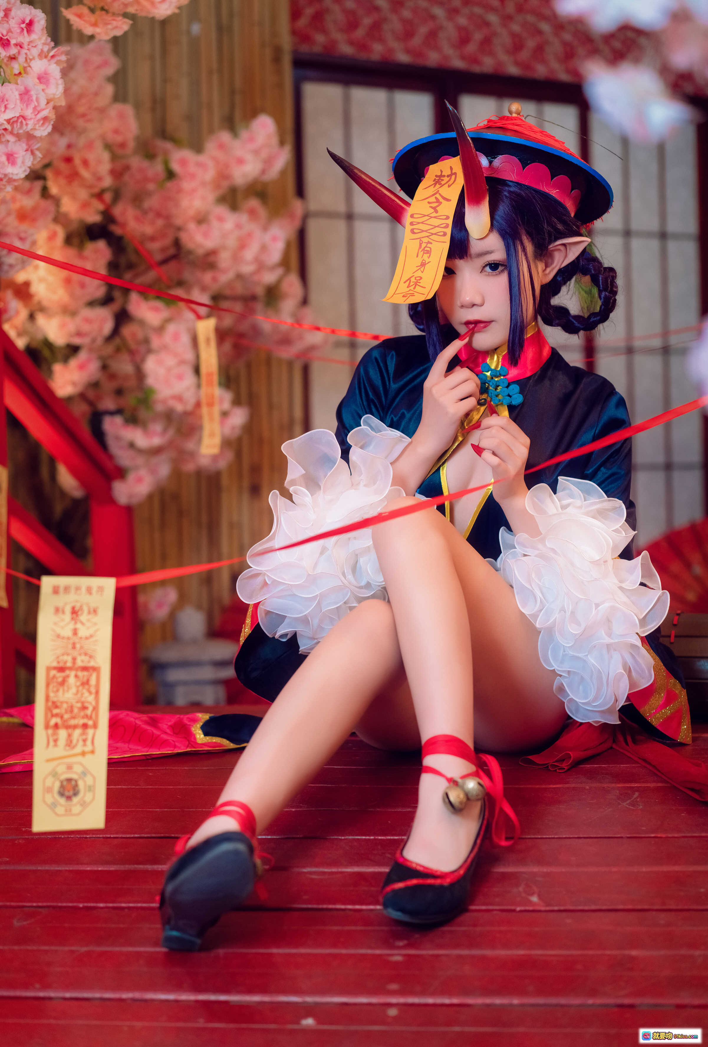 图片[8] - 王胖胖U NO.008 Fate酒吞童子Cosplay写真｜日式和风伞阵背景｜精致恶魔角与符咒装饰｜蓝红丝绒和服造型｜白纱裙摆与红鞋搭配 - 就要吻