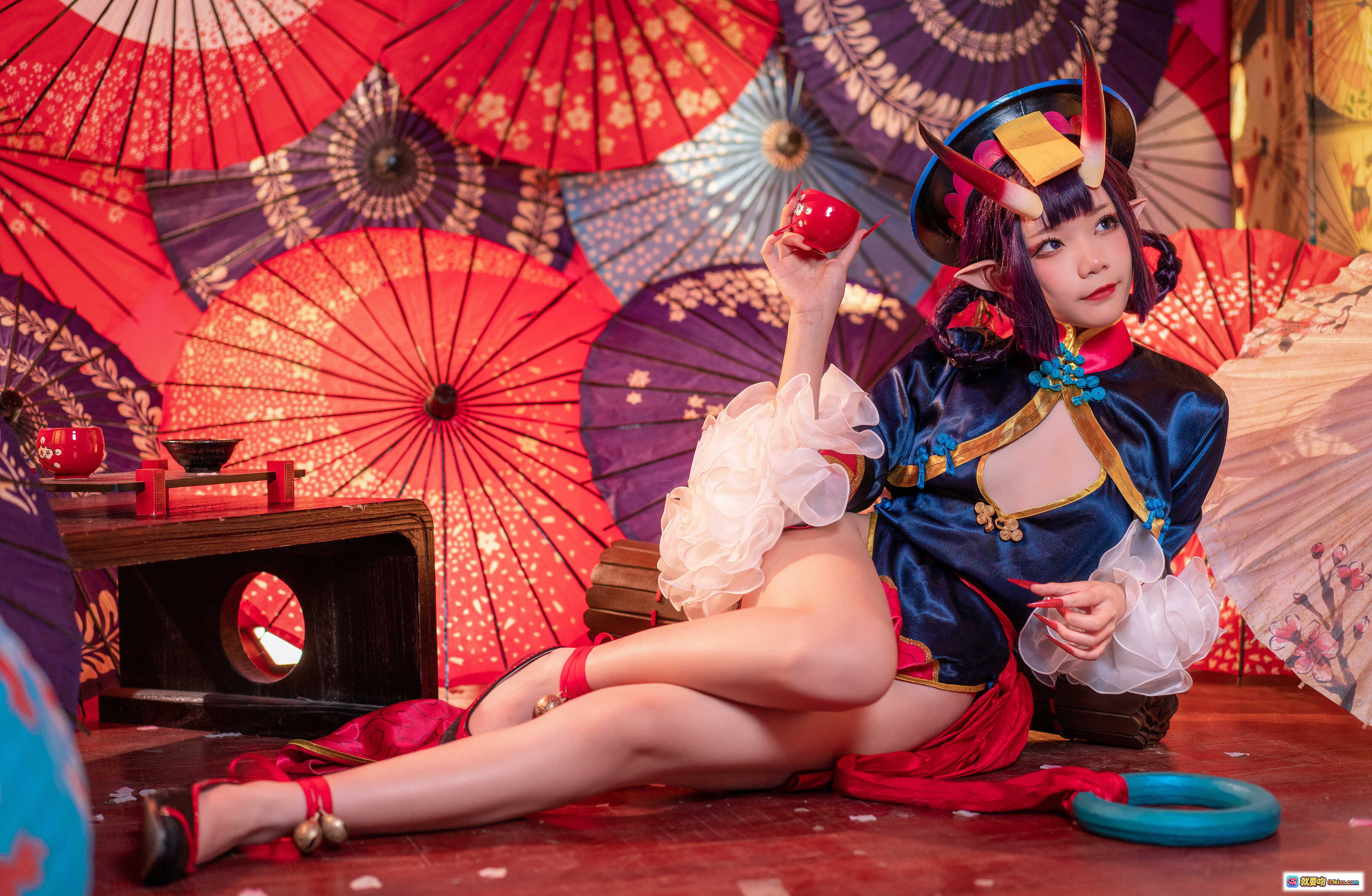 图片[4] - 王胖胖U NO.008 Fate酒吞童子Cosplay写真｜日式和风伞阵背景｜精致恶魔角与符咒装饰｜蓝红丝绒和服造型｜白纱裙摆与红鞋搭配 - 就要吻