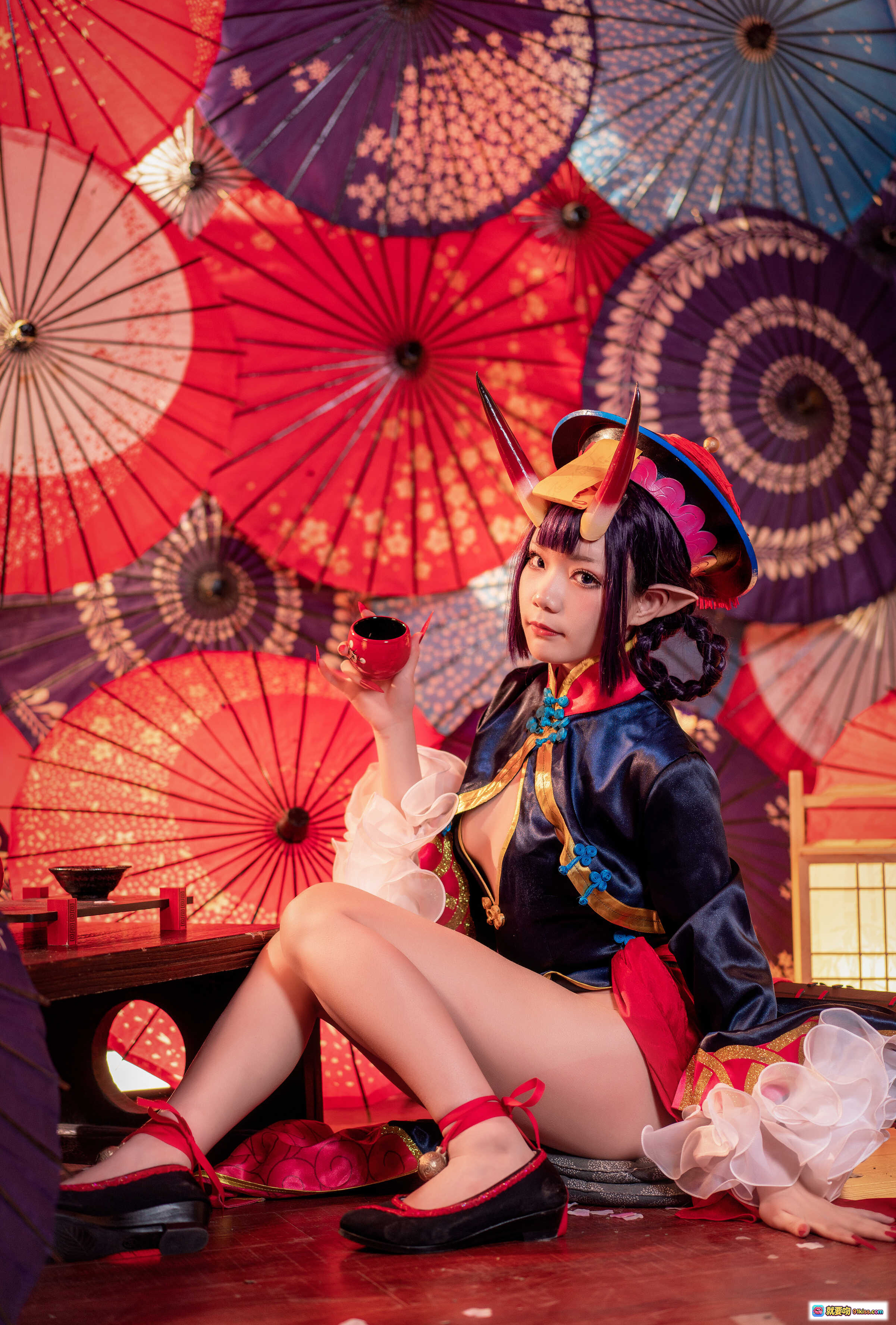 图片[2] - 王胖胖U NO.008 Fate酒吞童子Cosplay写真｜日式和风伞阵背景｜精致恶魔角与符咒装饰｜蓝红丝绒和服造型｜白纱裙摆与红鞋搭配 - 就要吻
