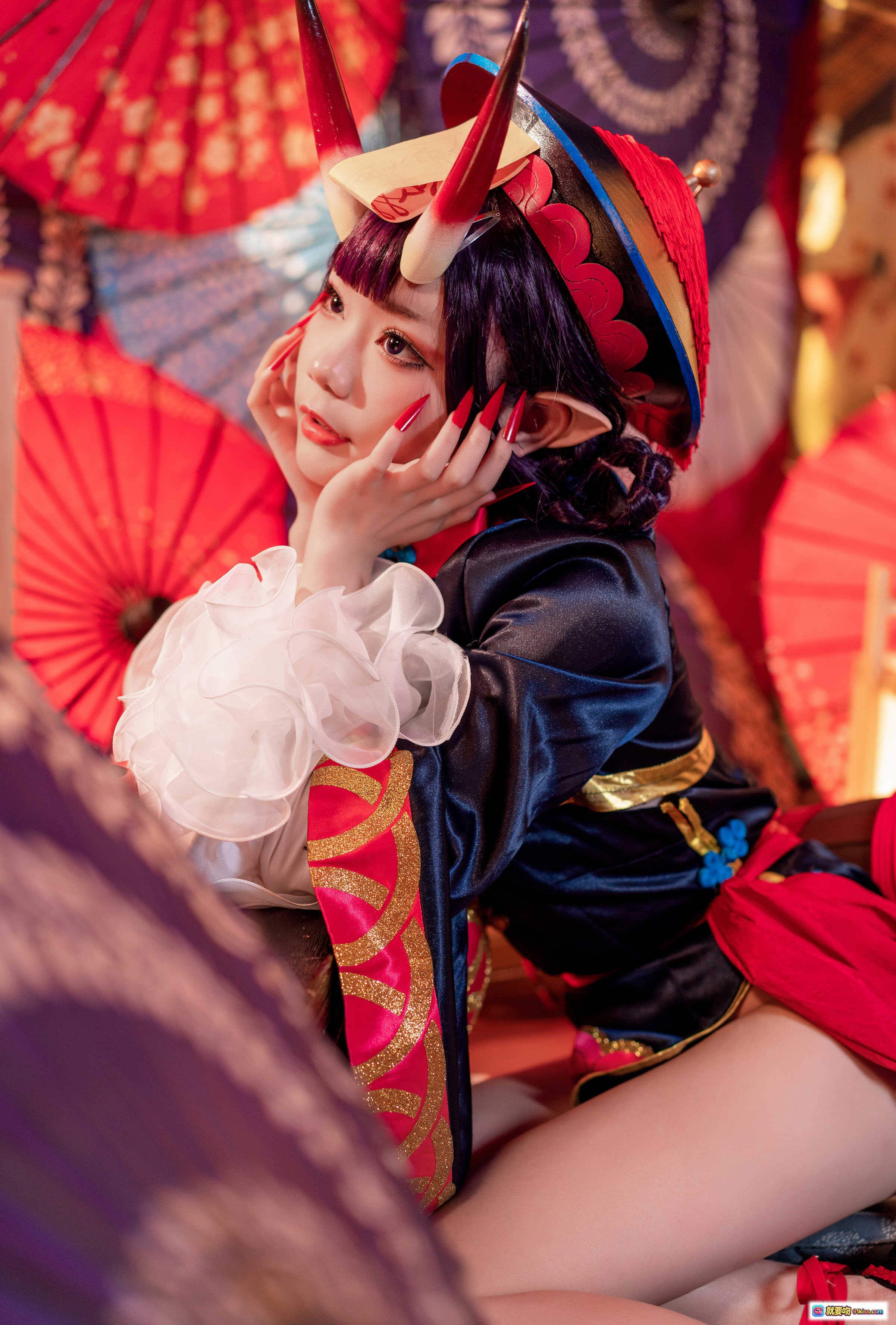图片[6] - 王胖胖U NO.008 Fate酒吞童子Cosplay写真｜日式和风伞阵背景｜精致恶魔角与符咒装饰｜蓝红丝绒和服造型｜白纱裙摆与红鞋搭配 - 就要吻