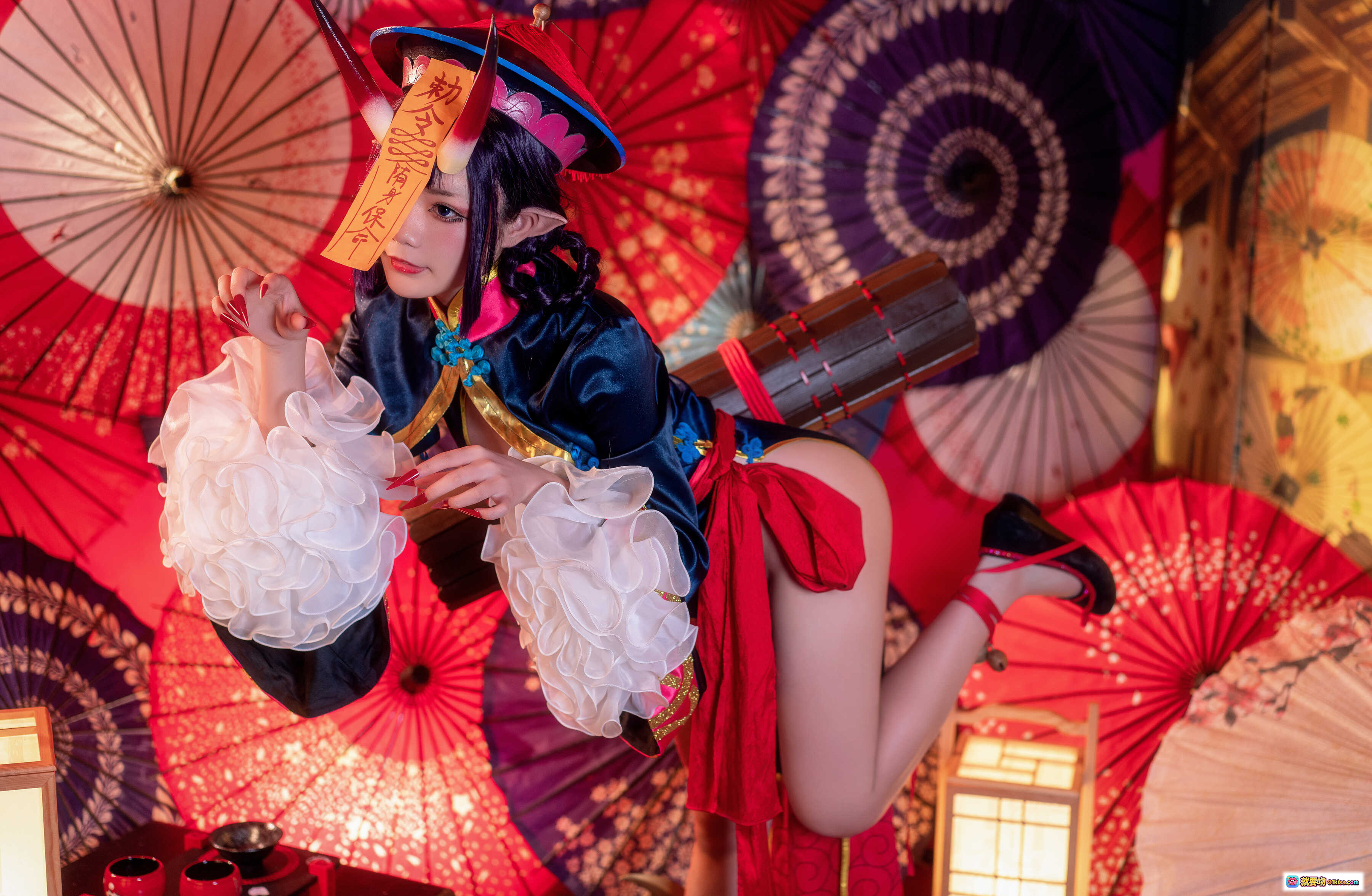 图片[7] - 王胖胖U NO.008 Fate酒吞童子Cosplay写真｜日式和风伞阵背景｜精致恶魔角与符咒装饰｜蓝红丝绒和服造型｜白纱裙摆与红鞋搭配 - 就要吻
