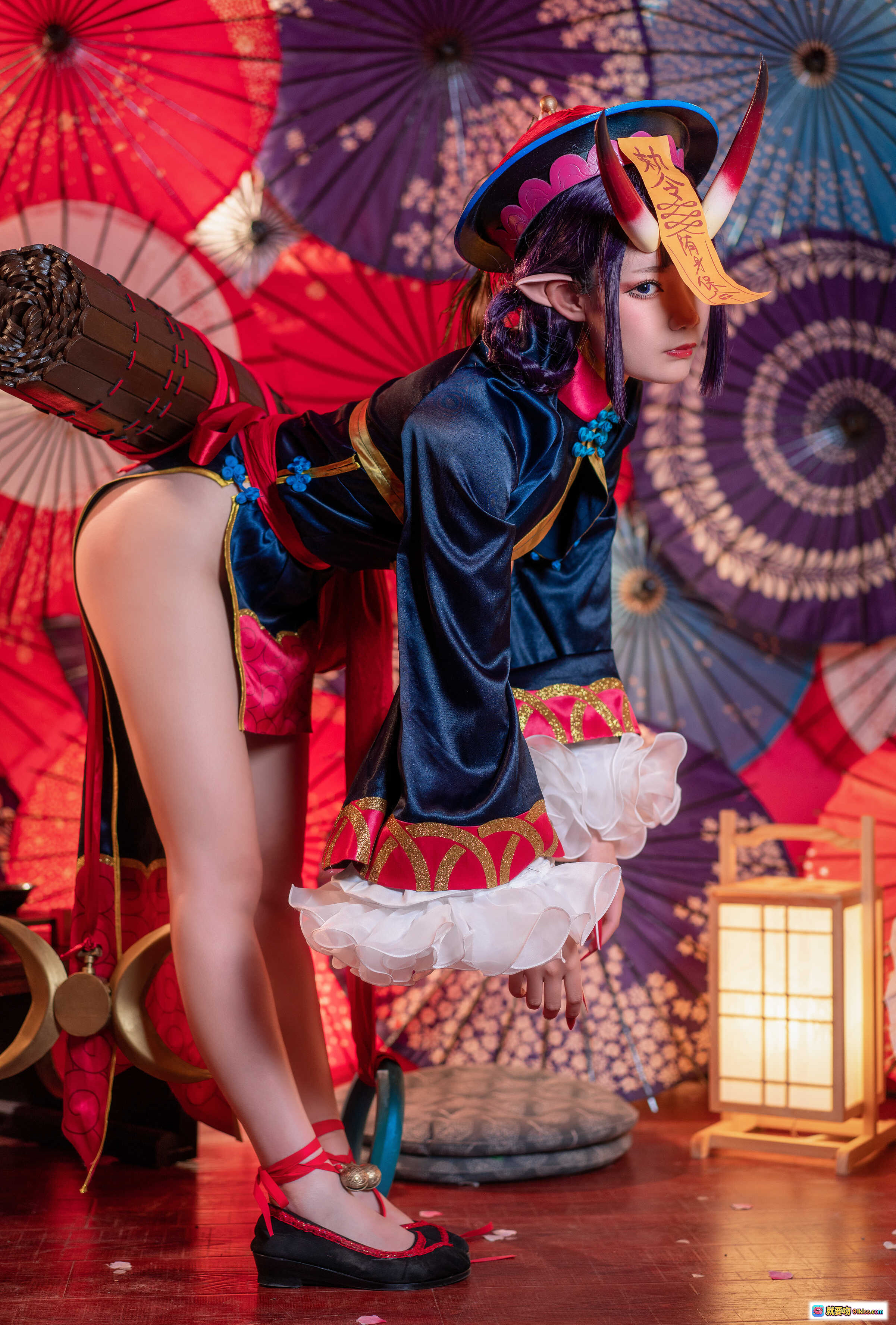图片[1] - 王胖胖U NO.008 Fate酒吞童子Cosplay写真｜日式和风伞阵背景｜精致恶魔角与符咒装饰｜蓝红丝绒和服造型｜白纱裙摆与红鞋搭配 - 就要吻