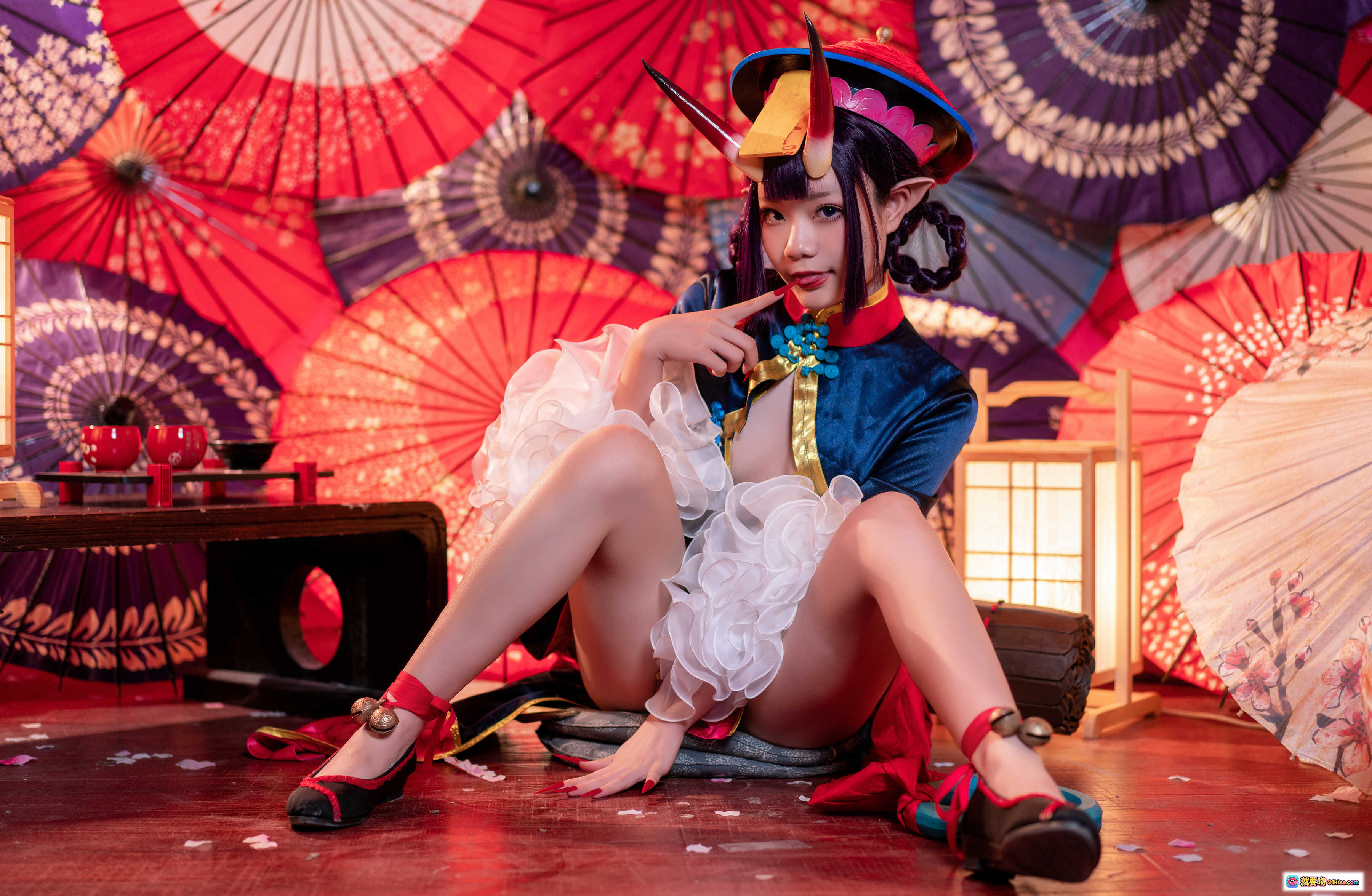 图片[3] - 王胖胖U NO.008 Fate酒吞童子Cosplay写真｜日式和风伞阵背景｜精致恶魔角与符咒装饰｜蓝红丝绒和服造型｜白纱裙摆与红鞋搭配 - 就要吻