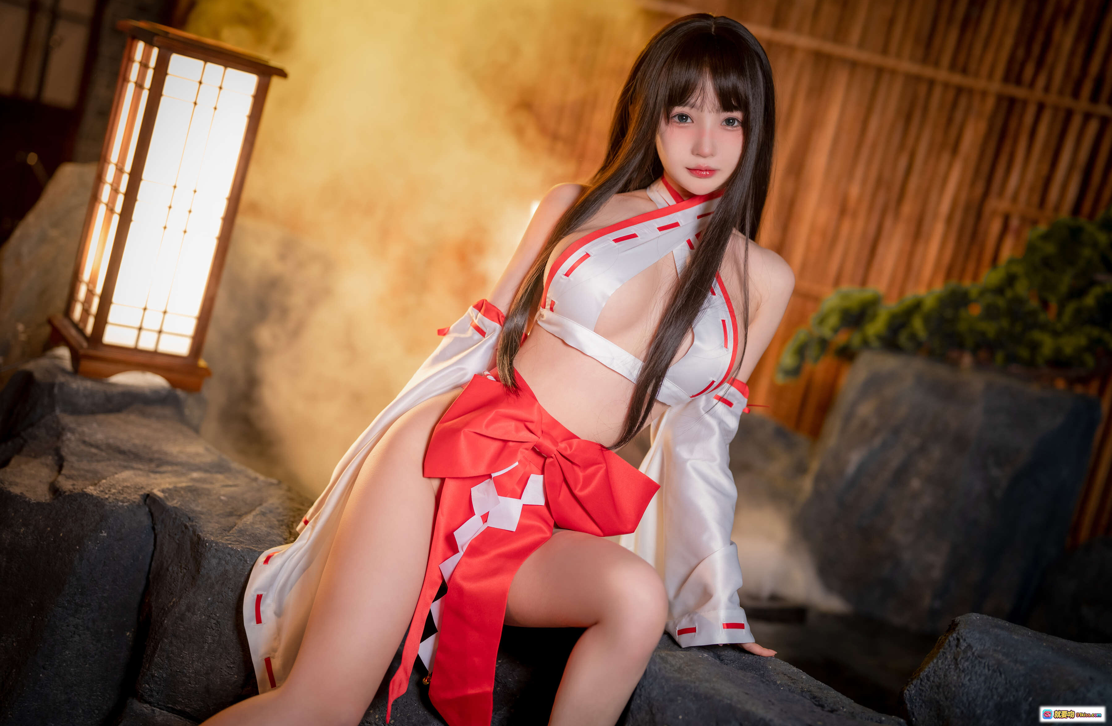 图片[6] - 桜井宁宁 NO.047 圣洁巫女写真 61P 白红和风服饰 温泉岩石场景 美腿美背性感姿势 - 就要吻