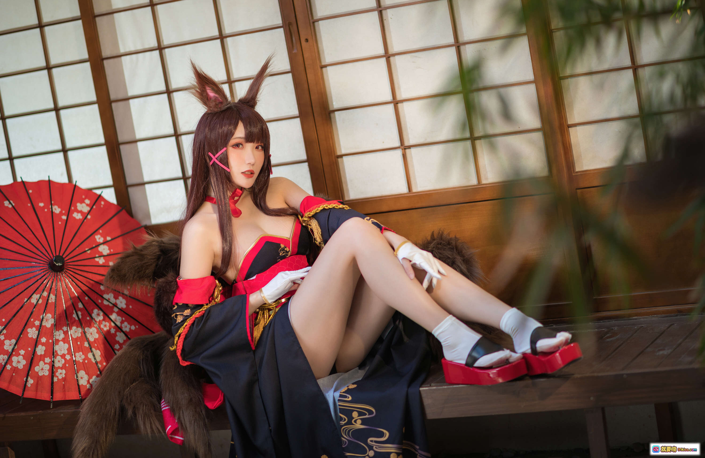 图片[1] - 瓜希酱NO.041赤城cosplay写真 | 日式和风场景 | 红黑战袍+狐耳+木屐+油纸伞 | 27P高清美图 - 就要吻