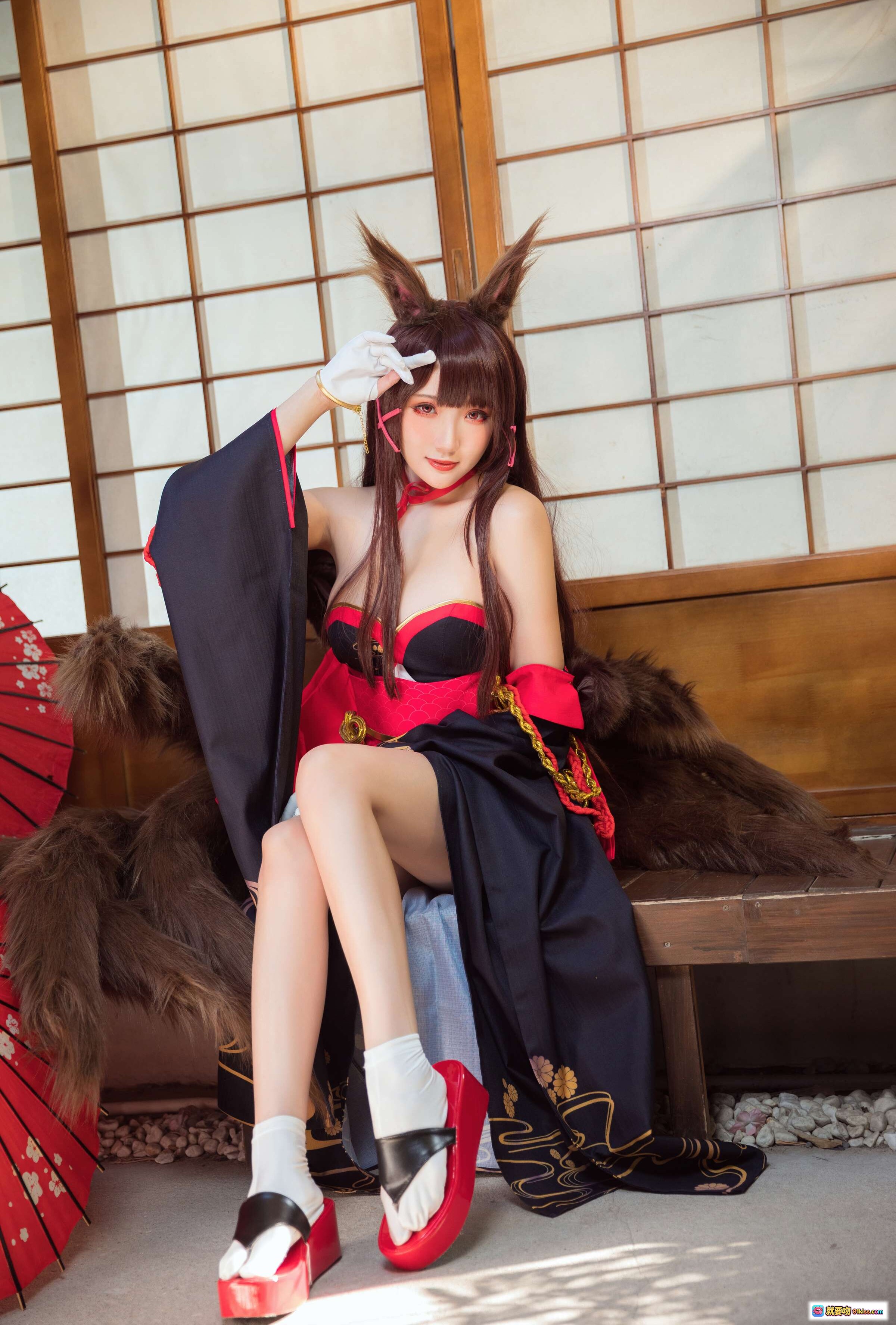 图片[8] - 瓜希酱NO.041赤城cosplay写真 | 日式和风场景 | 红黑战袍+狐耳+木屐+油纸伞 | 27P高清美图 - 就要吻