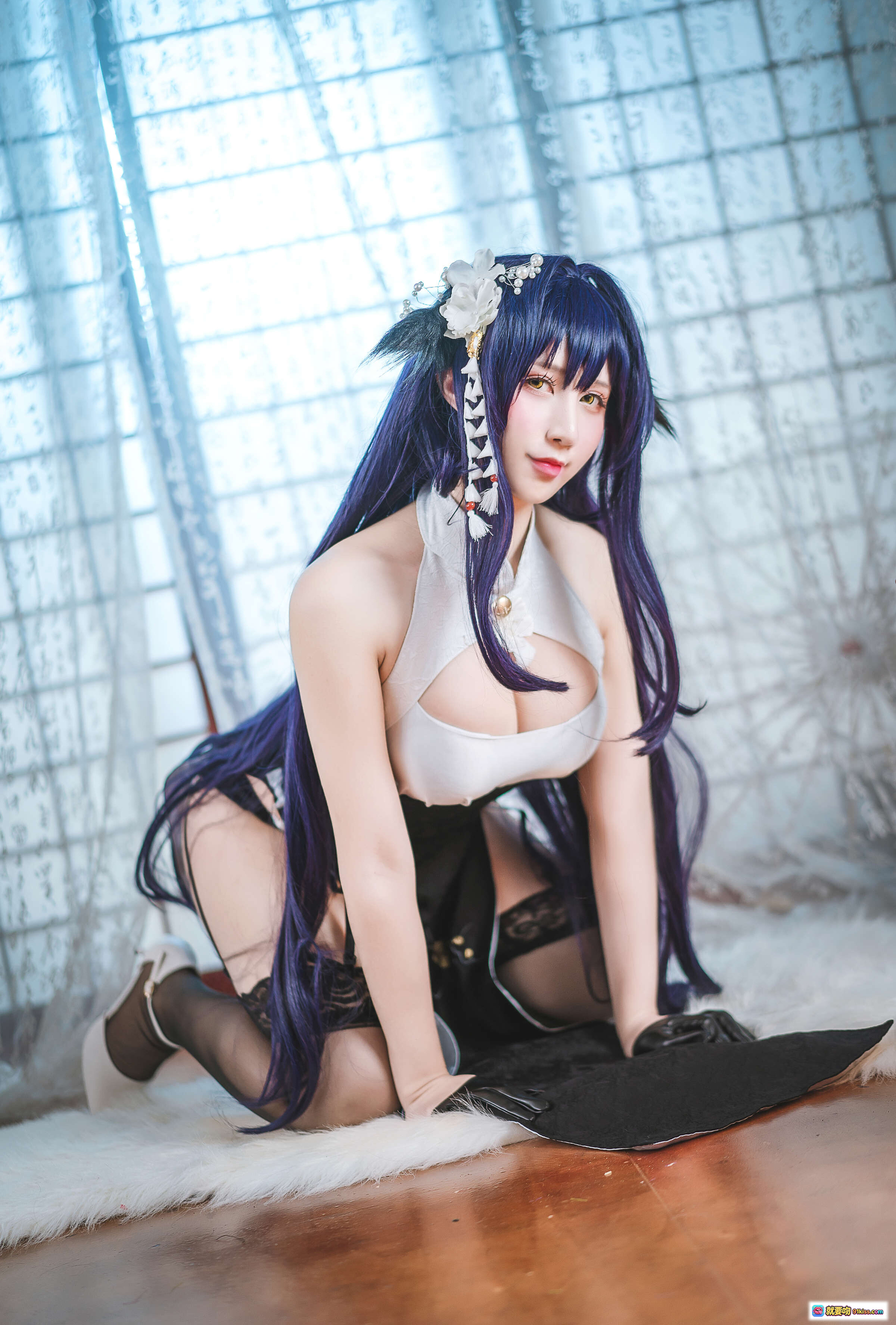图片[1] - 九曲Jean NO.053 吾妻旗袍Cosplay 紫发少女 白色镂空上衣 黑色蕾丝袜 跪姿写真 室内窗边柔光拍摄 - 就要吻