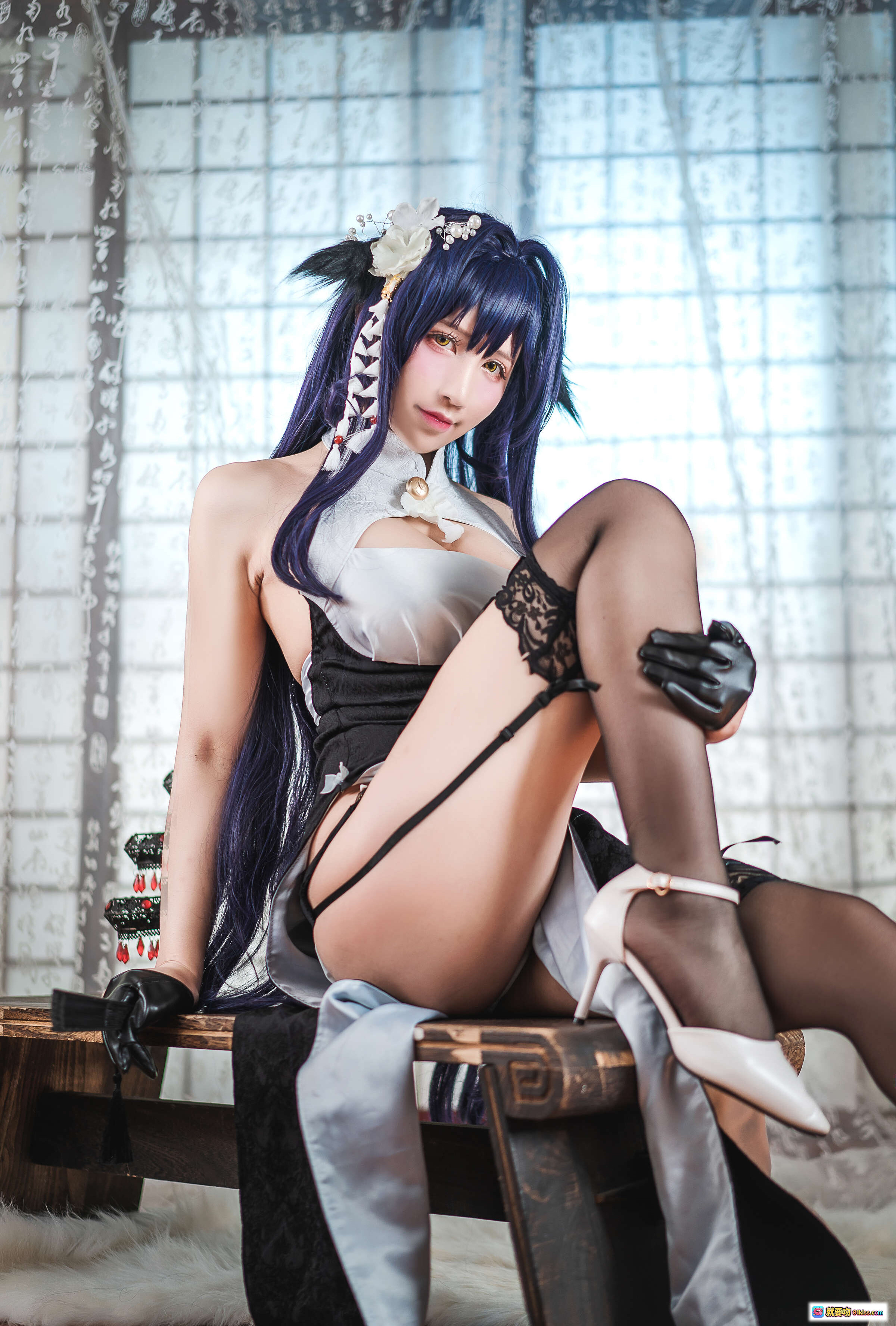 图片[4] - 九曲Jean NO.053 吾妻旗袍Cosplay 紫发少女 白色镂空上衣 黑色蕾丝袜 跪姿写真 室内窗边柔光拍摄 - 就要吻