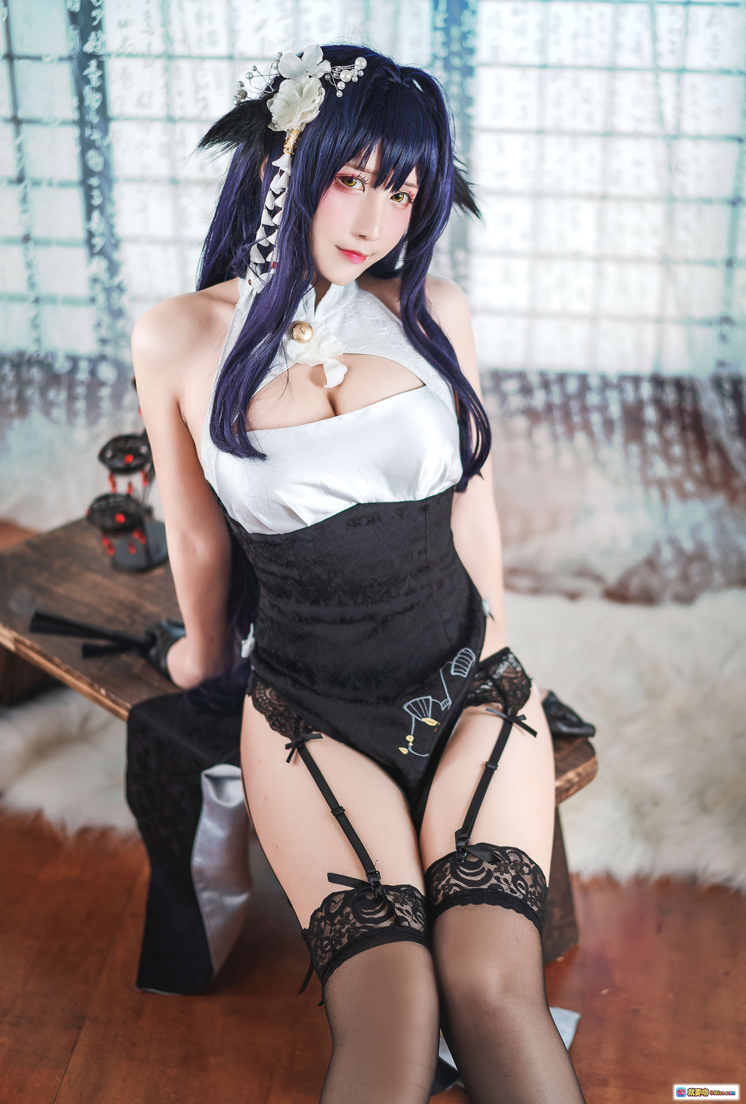 图片[6] - 九曲Jean NO.053 吾妻旗袍Cosplay 紫发少女 白色镂空上衣 黑色蕾丝袜 跪姿写真 室内窗边柔光拍摄 - 就要吻