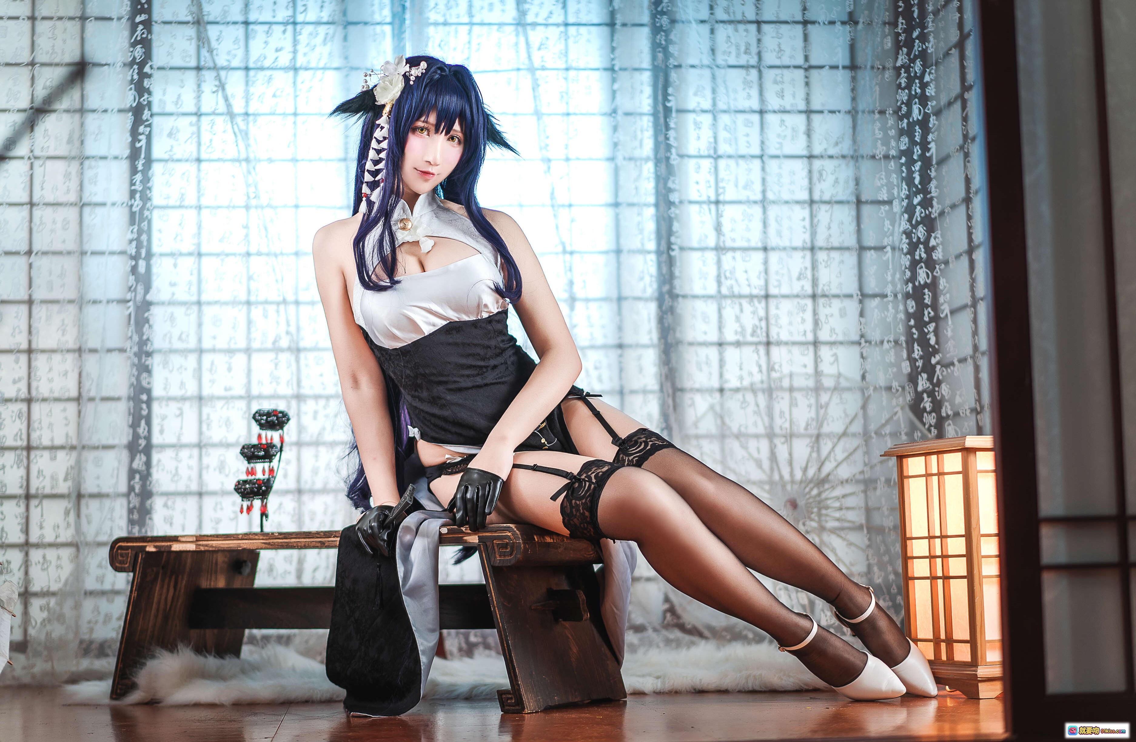 图片[3] - 九曲Jean NO.053 吾妻旗袍Cosplay 紫发少女 白色镂空上衣 黑色蕾丝袜 跪姿写真 室内窗边柔光拍摄 - 就要吻