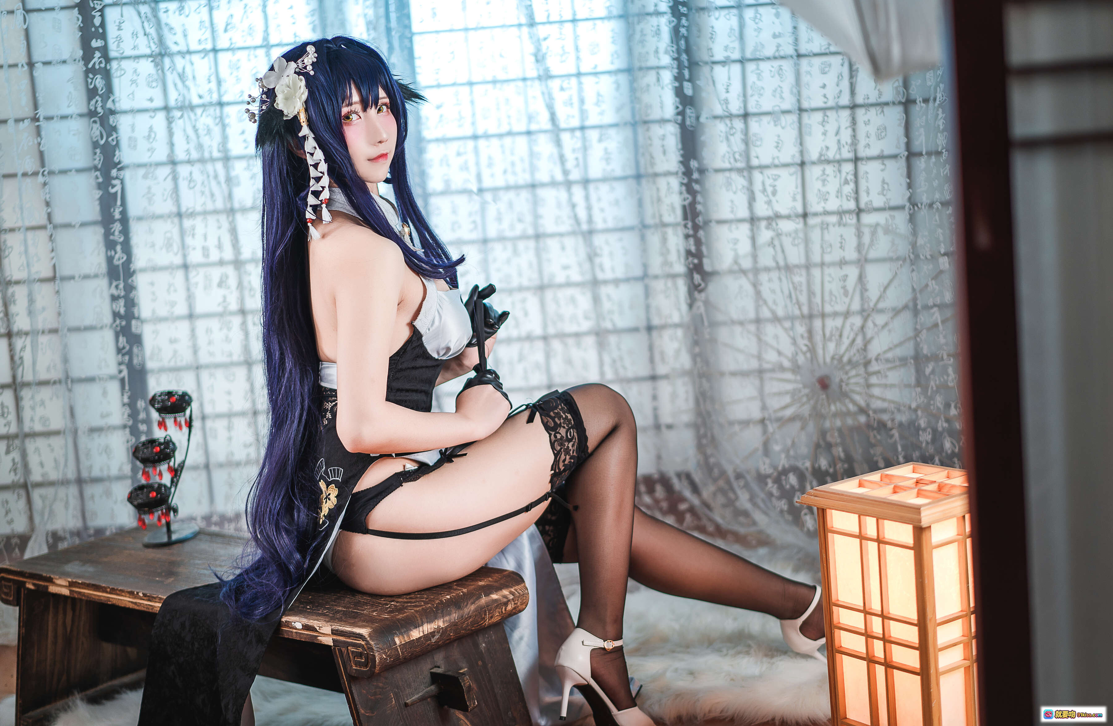 图片[2] - 九曲Jean NO.053 吾妻旗袍Cosplay 紫发少女 白色镂空上衣 黑色蕾丝袜 跪姿写真 室内窗边柔光拍摄 - 就要吻