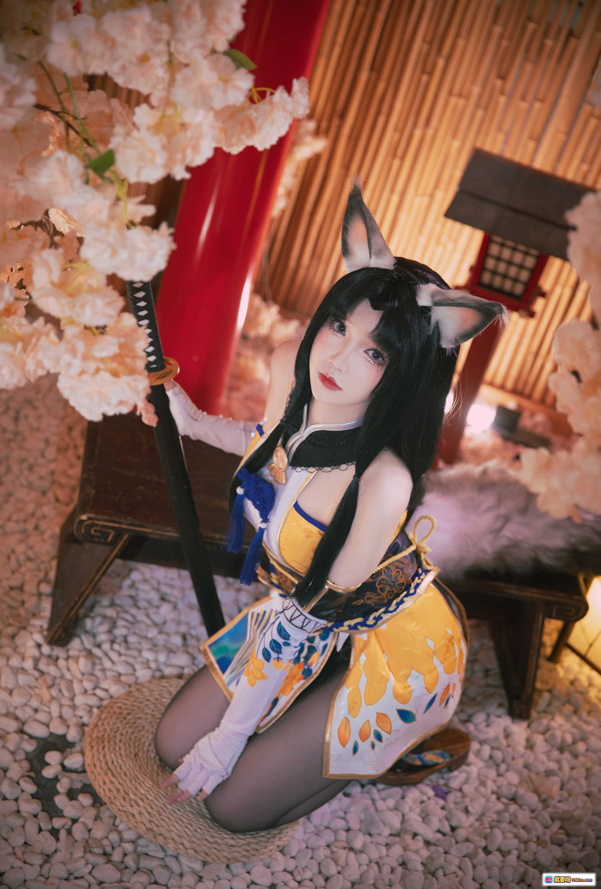 图片[1] - 雪晴Astra NO.034 永劫无间cos黑胡桃 狐耳和风装束持刀跪坐 樱花竹帘日式场景写真 - 就要吻