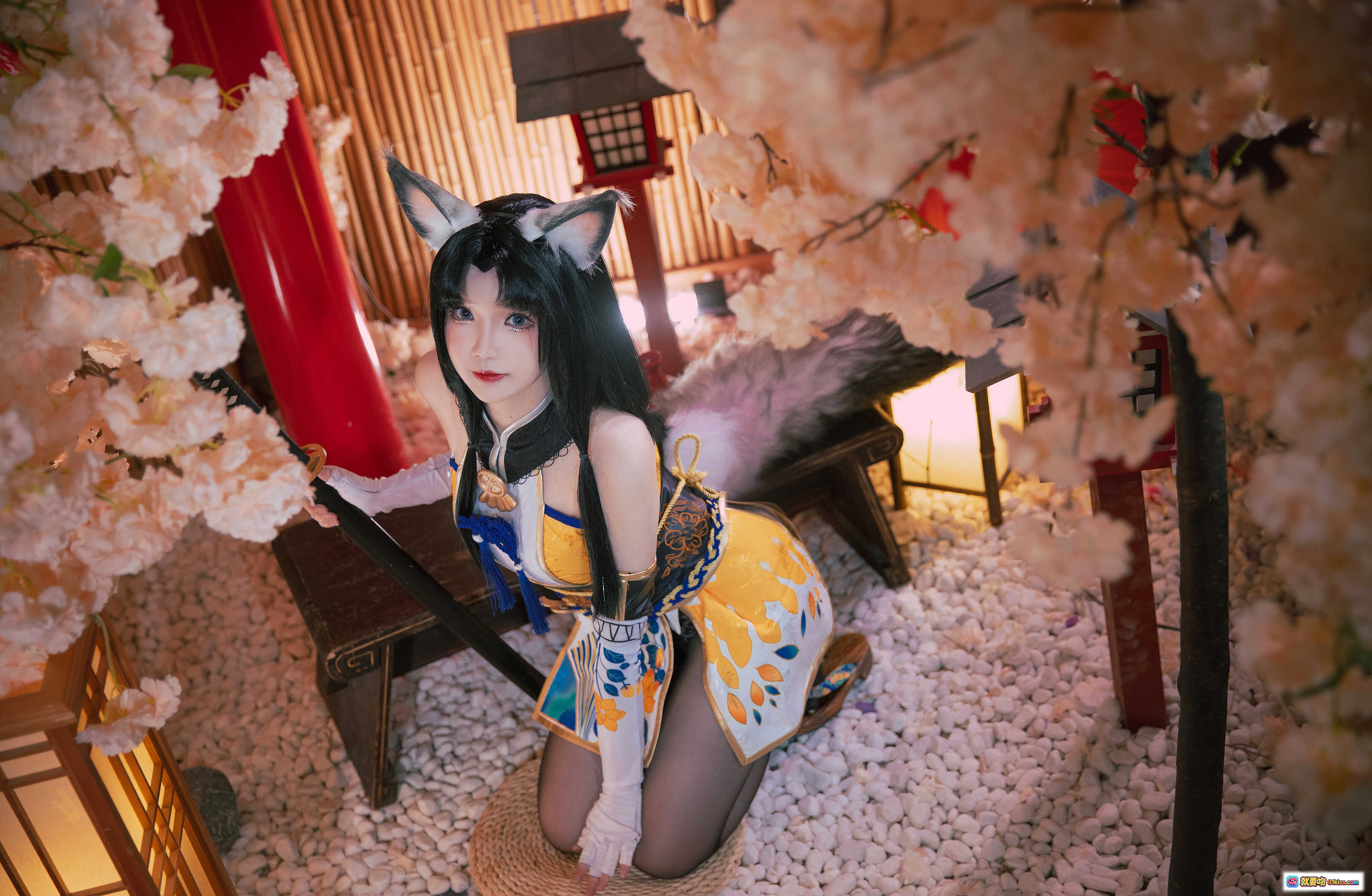 图片[2] - 雪晴Astra NO.034 永劫无间cos黑胡桃 狐耳和风装束持刀跪坐 樱花竹帘日式场景写真 - 就要吻