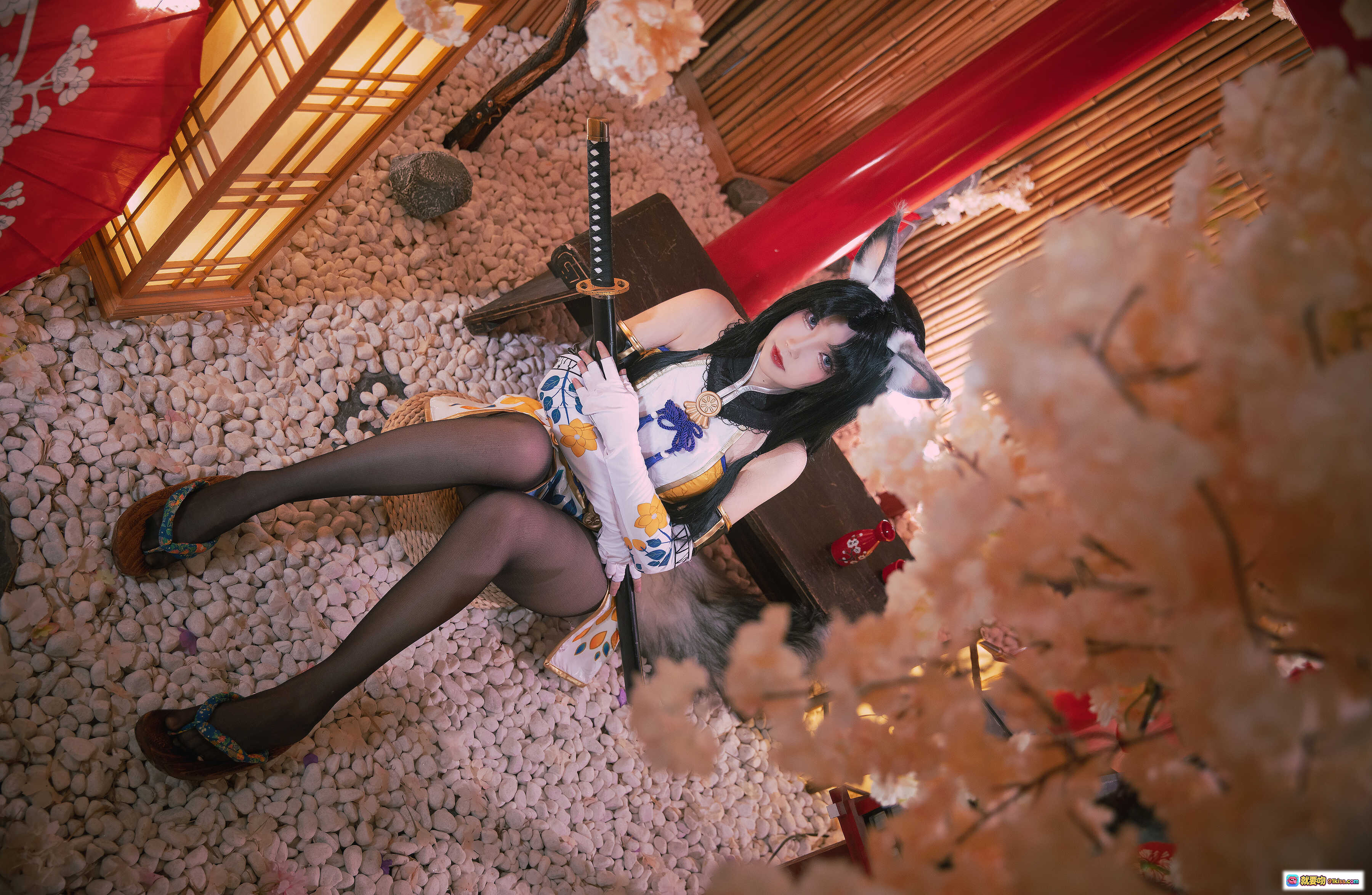 图片[4] - 雪晴Astra NO.034 永劫无间cos黑胡桃 狐耳和风装束持刀跪坐 樱花竹帘日式场景写真 - 就要吻
