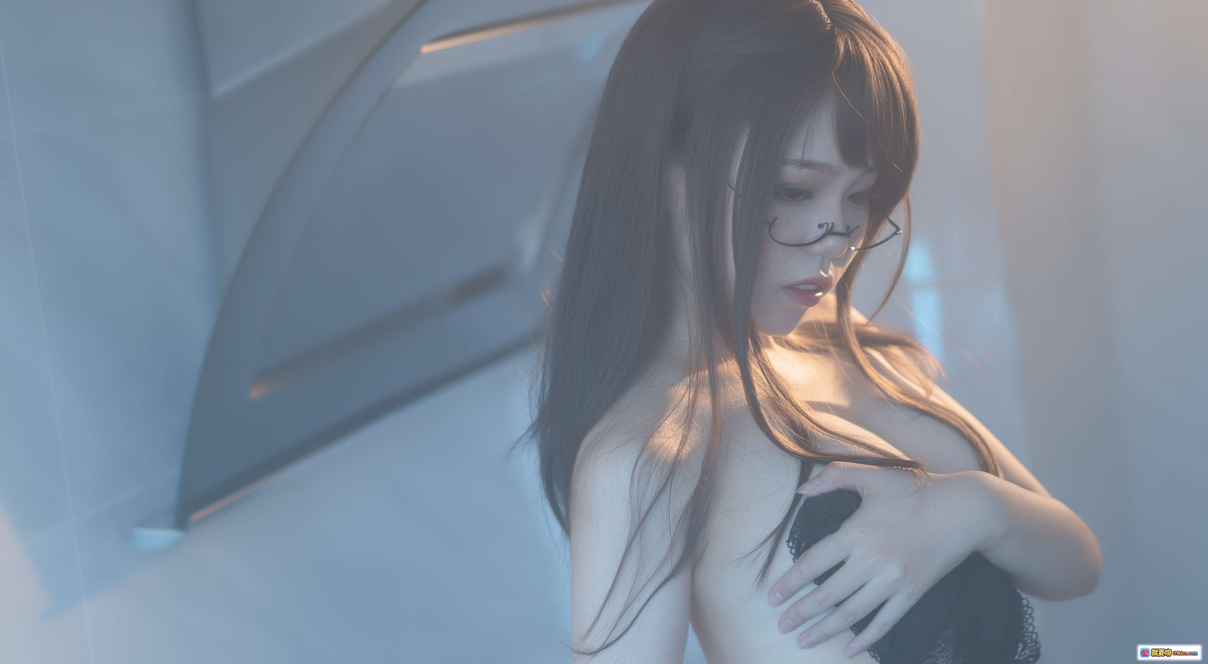 图片[1] - 七月喵子NO.014眼镜娘1号写真集｜清冷氛围感｜长发黑丝｜温柔眼神｜室内光影美学｜21P91M高清图包 - 就要吻