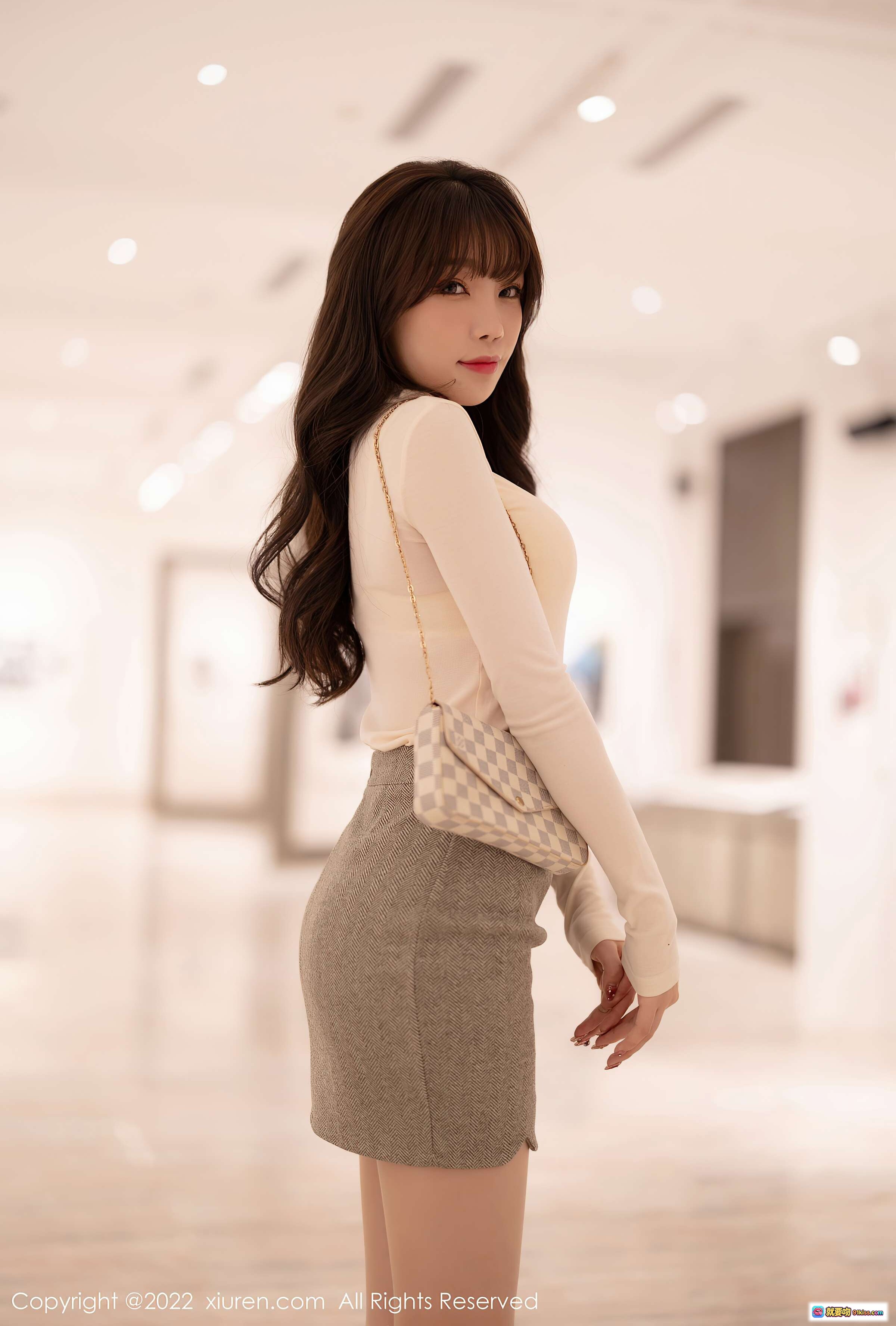 图片[2] - 芝芝Booty御姐美腿写真 | XiuRen秀人网2022.01.17 NO.4474 | 白色高跟短靴+修身短裙+优雅长发室内拍摄 - 就要吻