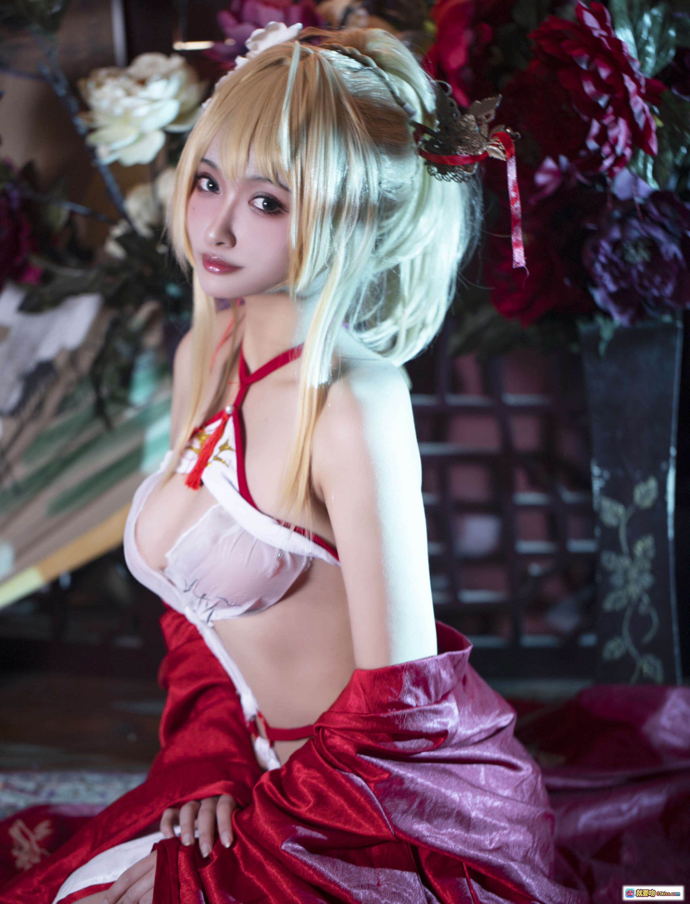 洛璃LoLiSAMA NO.014光荣凉夜香雪Cosplay写真·红白和风造型·金发双马尾·精致妆容·古典花艺背景·36P高清图集 - 就要吻