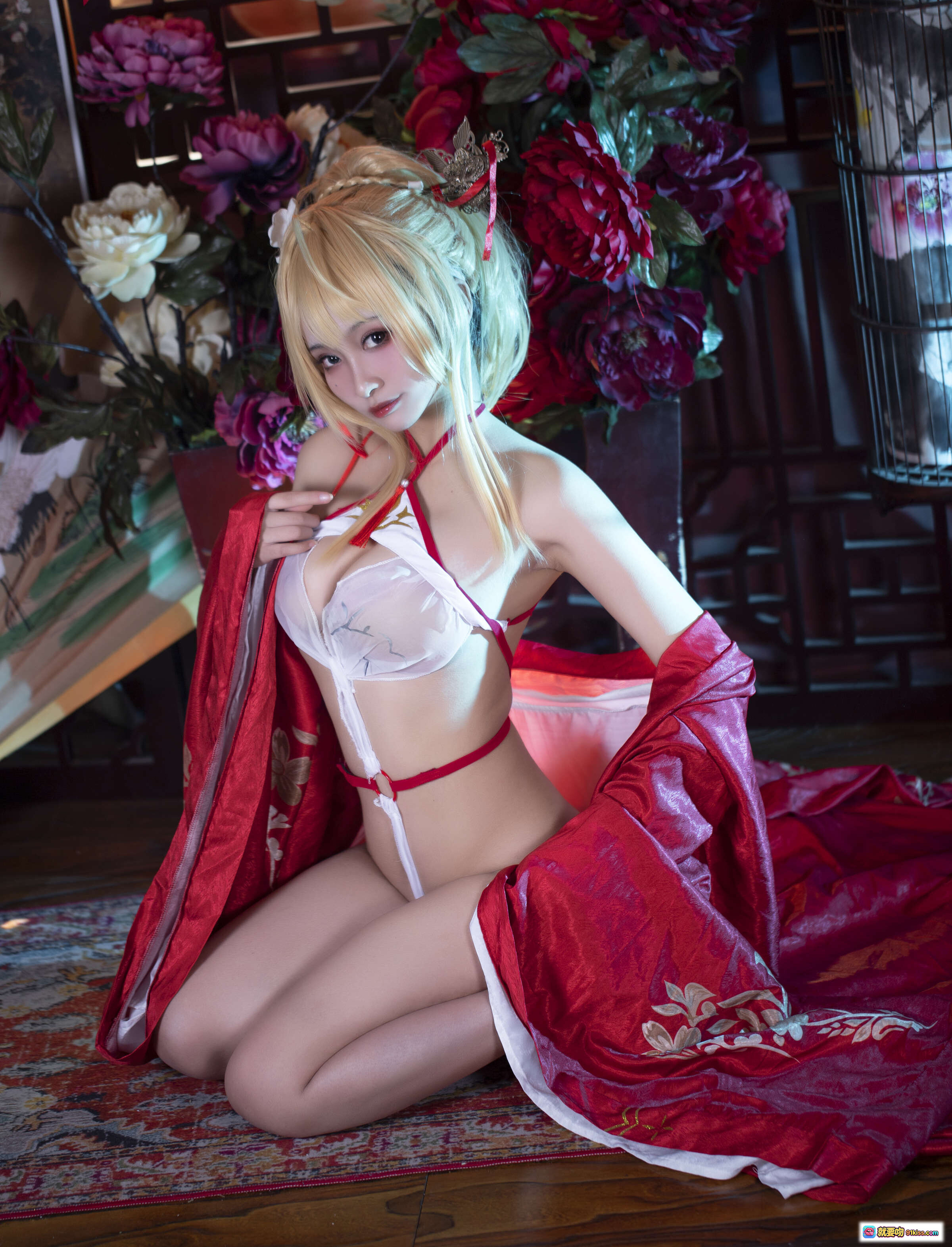 图片[4] - 洛璃LoLiSAMA NO.014光荣凉夜香雪Cosplay写真·红白和风造型·金发双马尾·精致妆容·古典花艺背景·36P高清图集 - 就要吻